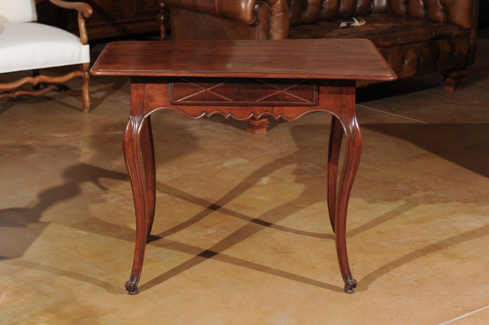 French Louis XV 1780s Solid Walnut Side Table with Drawer and Fretted Motifs (18. Jahrhundert)