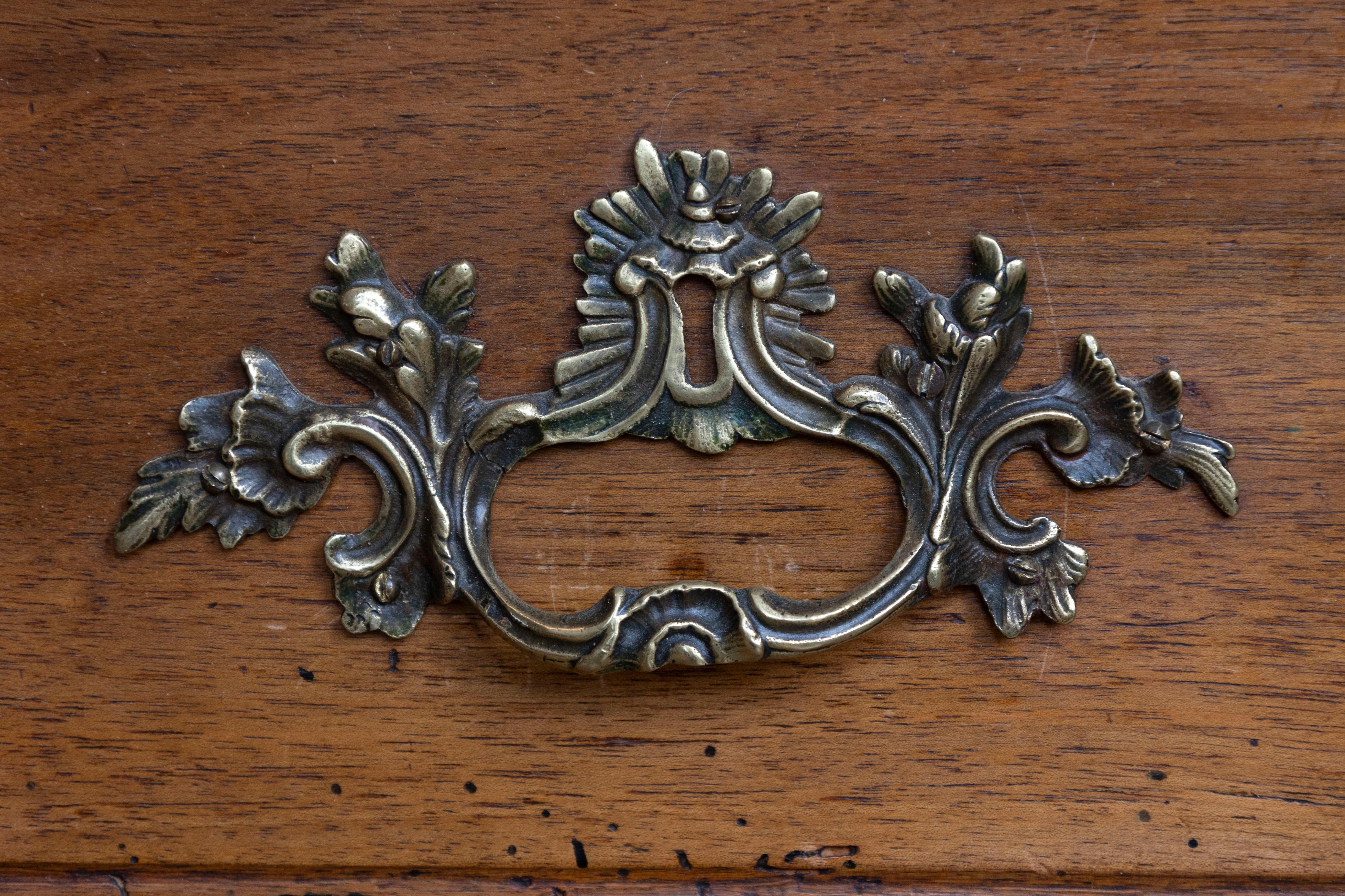 Commode sauteuse francese in noce Luigi XV del 1790 con due cassetti e gambe cabriole in vendita 4