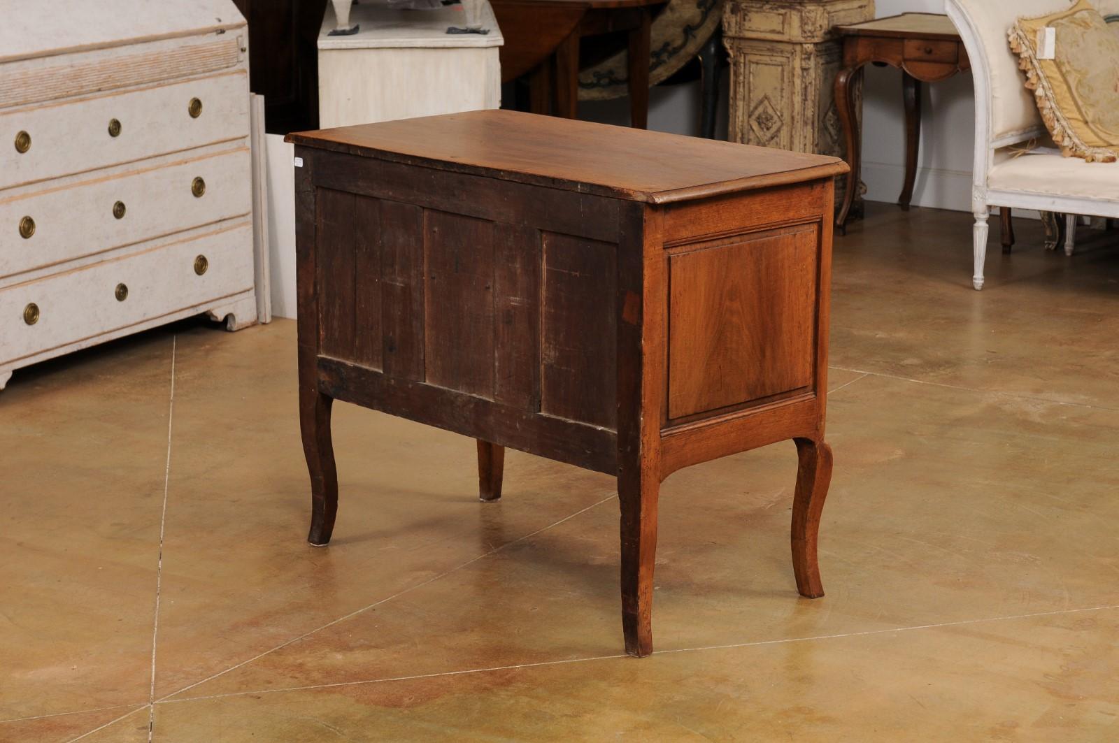 French Louis XV 1790s Walnut Commode Sauteuse with Two Drawers and Cabriole Legs For Sale 6