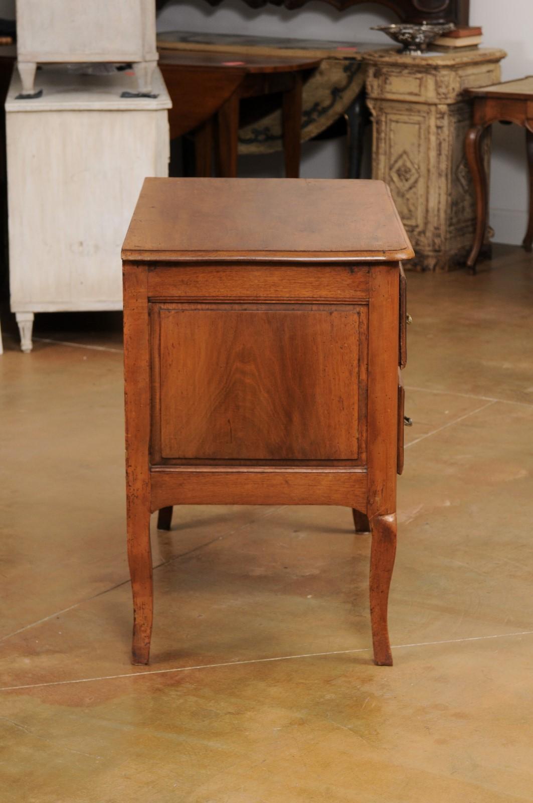 French Louis XV 1790s Walnut Commode Sauteuse with Two Drawers and Cabriole Legs For Sale 7