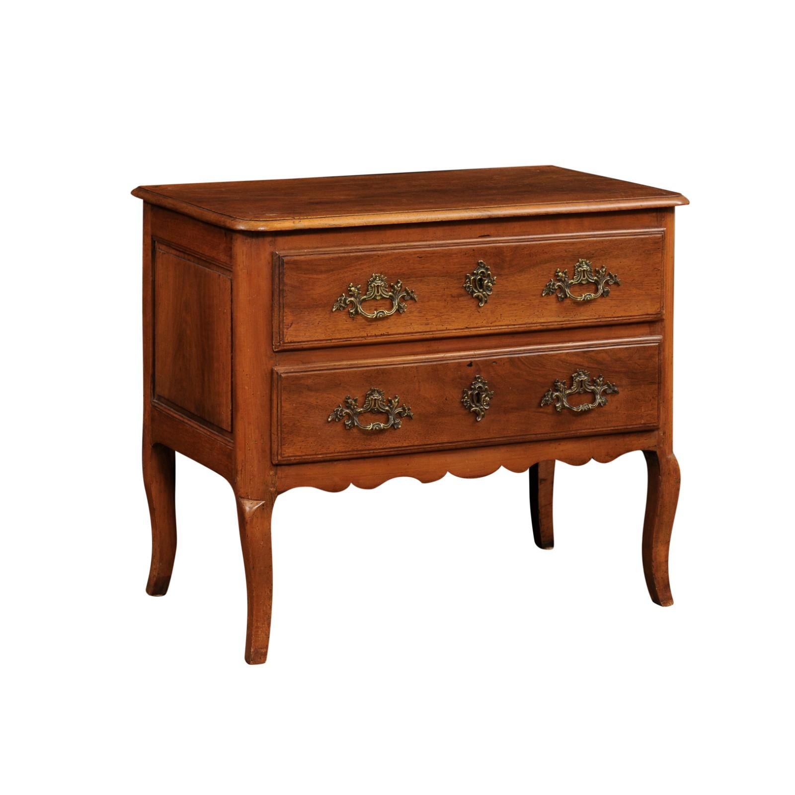 French Louis XV 1790s Walnut Commode Sauteuse with Two Drawers and Cabriole Legs For Sale 8