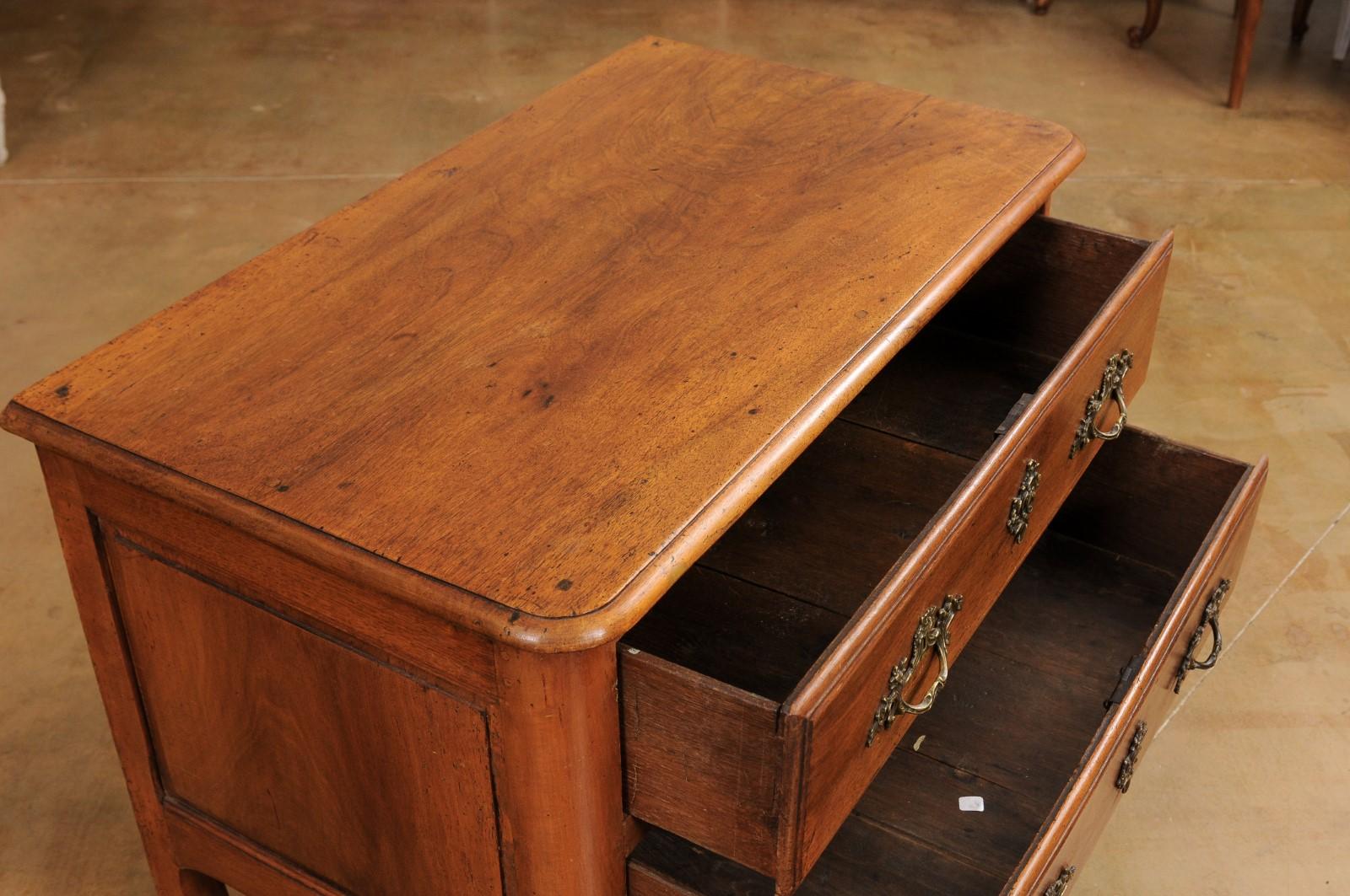 French Louis XV 1790s Walnut Commode Sauteuse with Two Drawers and Cabriole Legs In Good Condition For Sale In Atlanta, GA