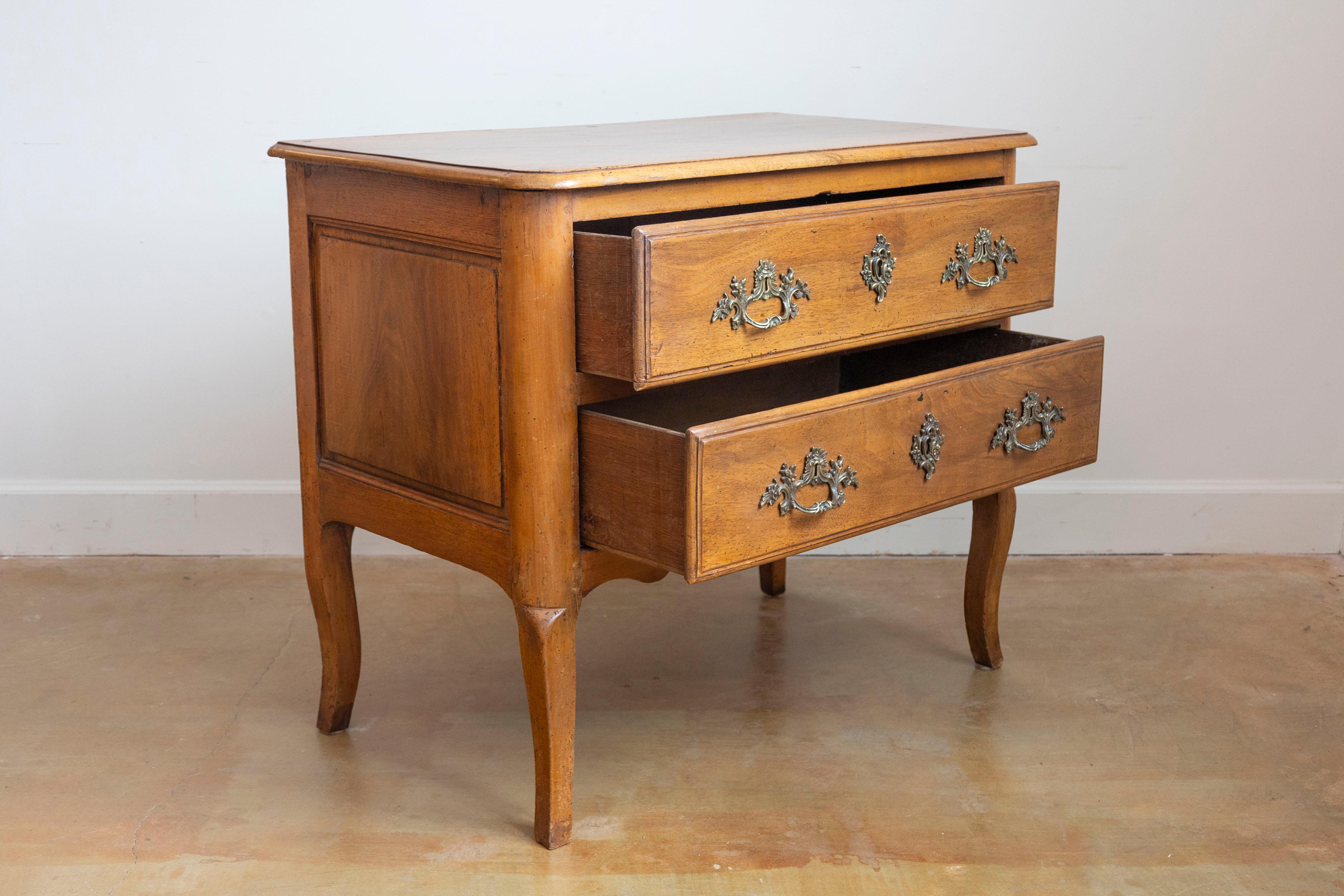 Francese Commode sauteuse francese in noce Luigi XV del 1790 con due cassetti e gambe cabriole in vendita