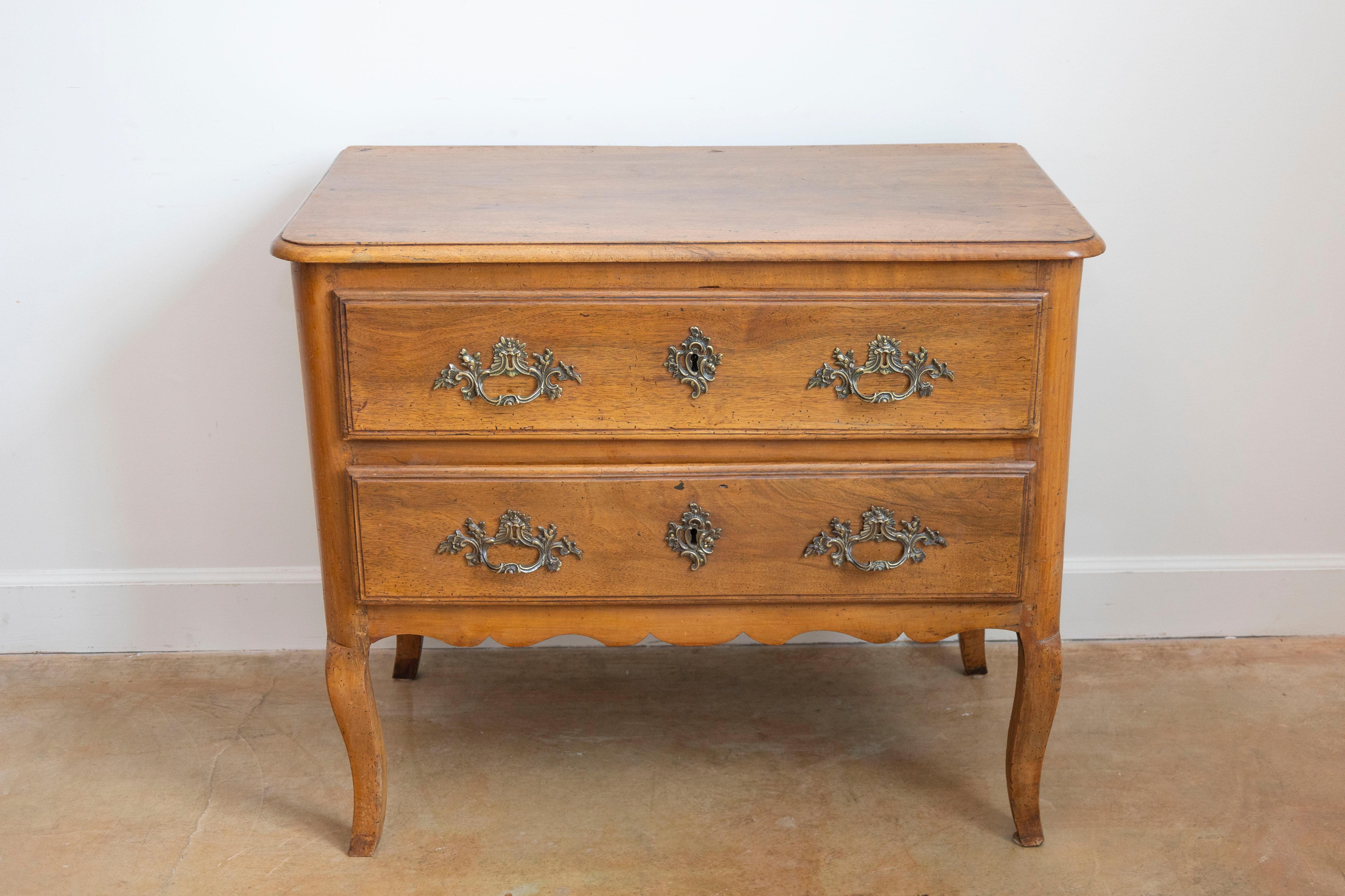 Commode sauteuse francese in noce Luigi XV del 1790 con due cassetti e gambe cabriole In condizioni buone in vendita a Atlanta, GA