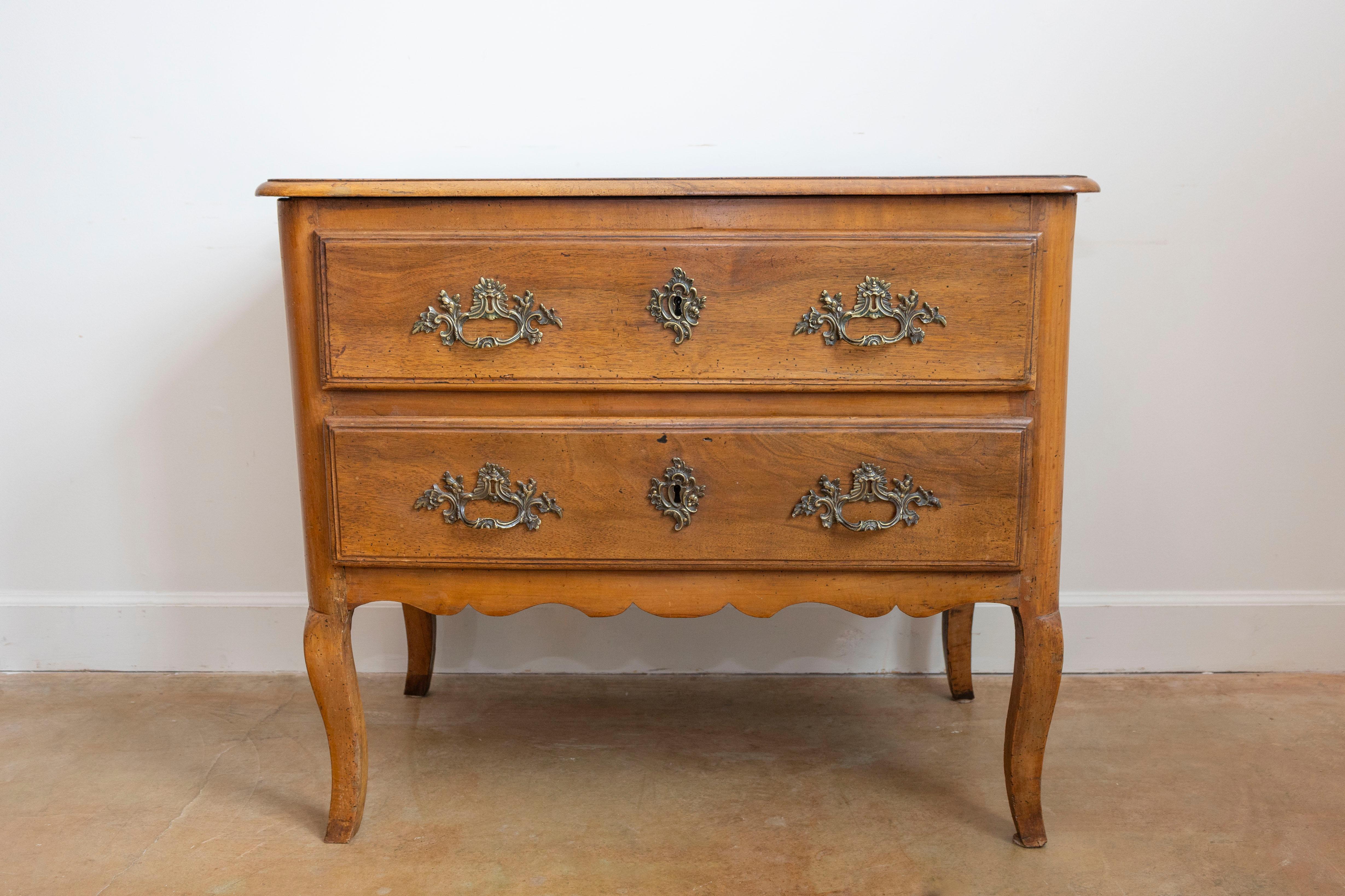 XVIII secolo Commode sauteuse francese in noce Luigi XV del 1790 con due cassetti e gambe cabriole in vendita