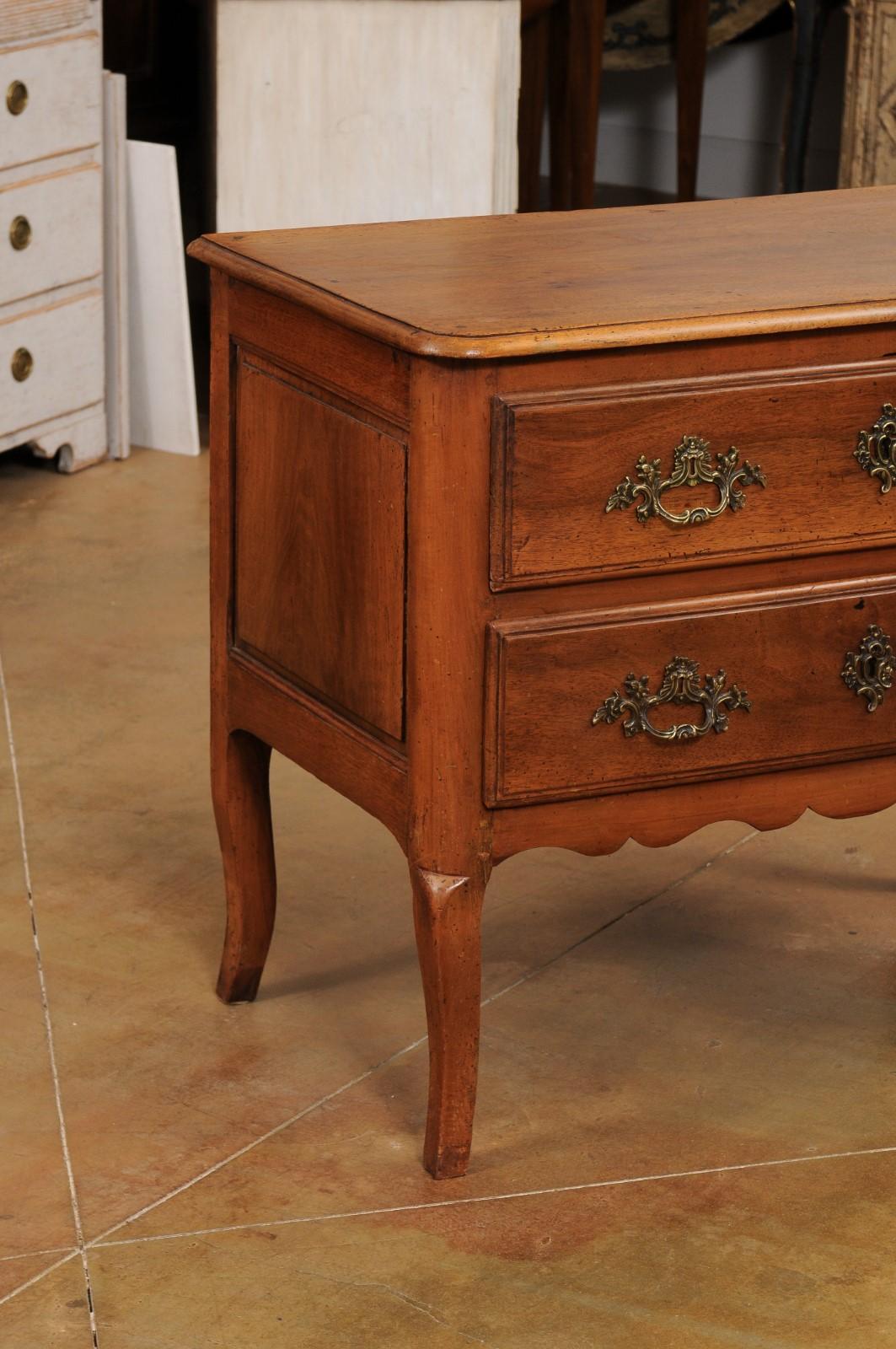 French Louis XV 1790s Walnut Commode Sauteuse with Two Drawers and Cabriole Legs For Sale 1
