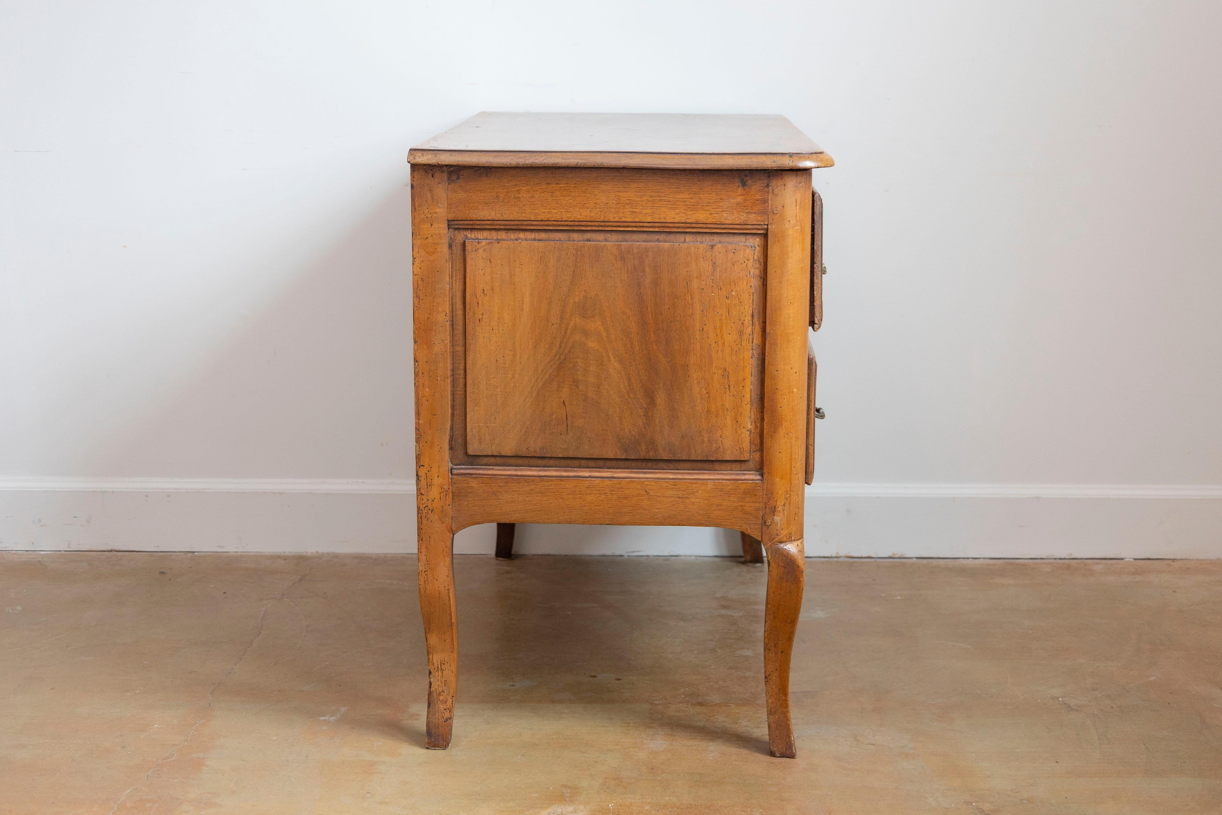 Bronzo Commode sauteuse francese in noce Luigi XV del 1790 con due cassetti e gambe cabriole in vendita