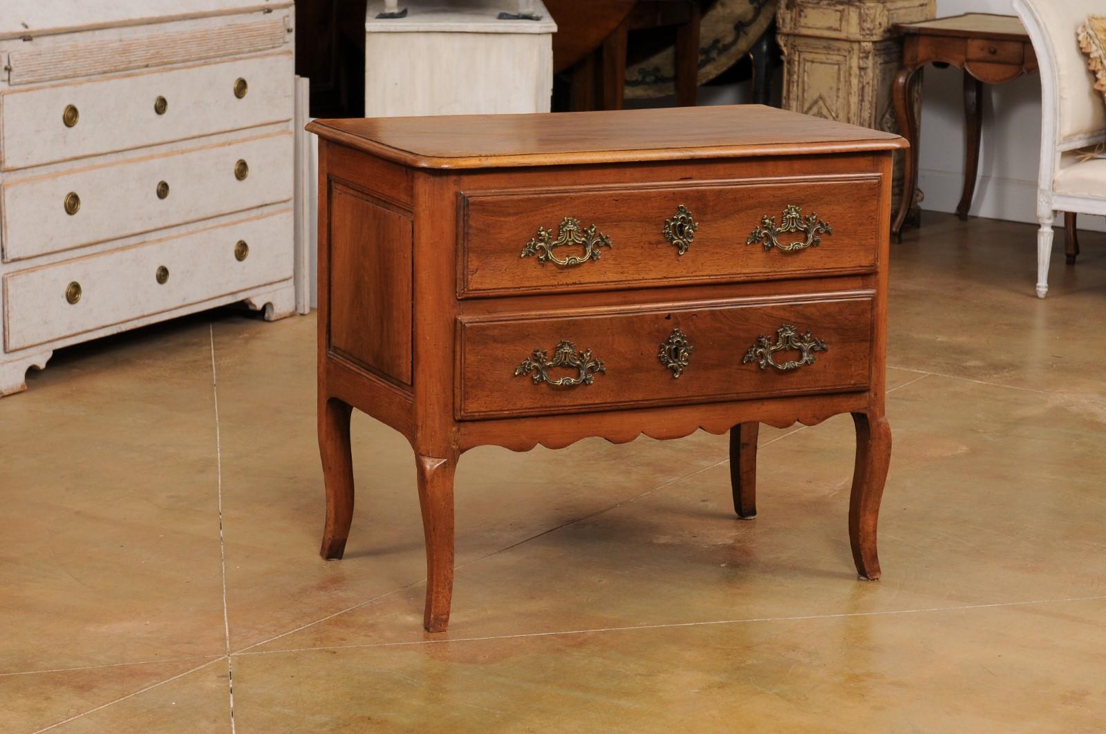 French Louis XV 1790s Walnut Commode Sauteuse with Two Drawers and Cabriole Legs For Sale 2