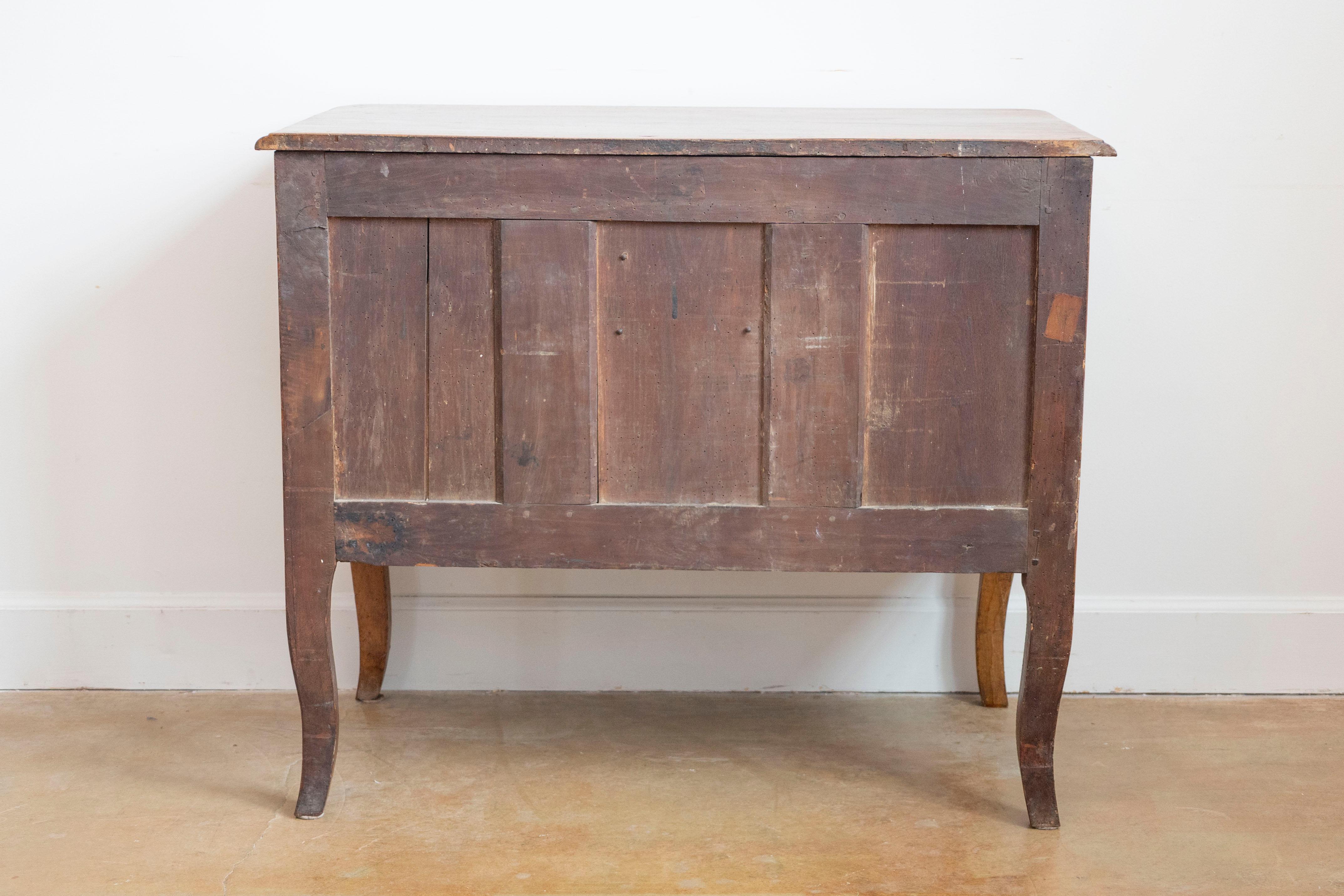 Commode sauteuse francese in noce Luigi XV del 1790 con due cassetti e gambe cabriole in vendita 1