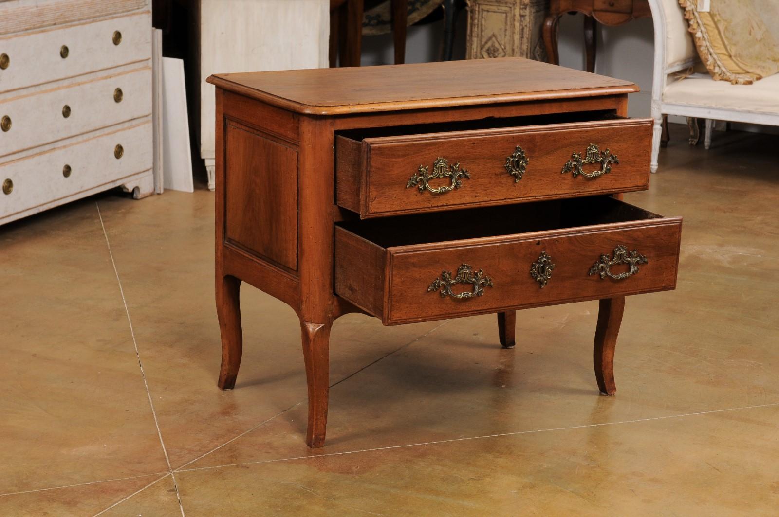 French Louis XV 1790s Walnut Commode Sauteuse with Two Drawers and Cabriole Legs For Sale 3