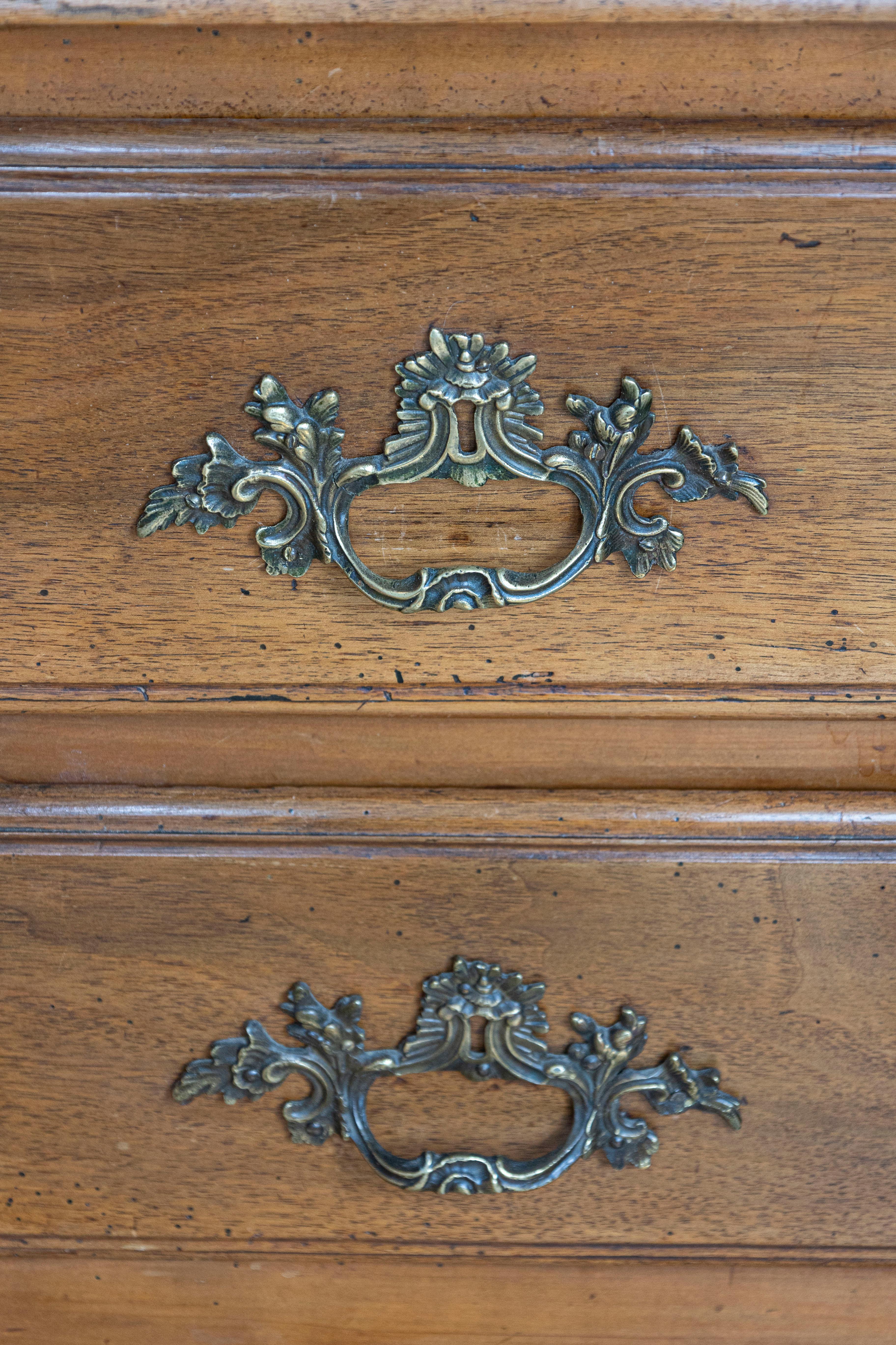 Commode sauteuse francese in noce Luigi XV del 1790 con due cassetti e gambe cabriole in vendita 2