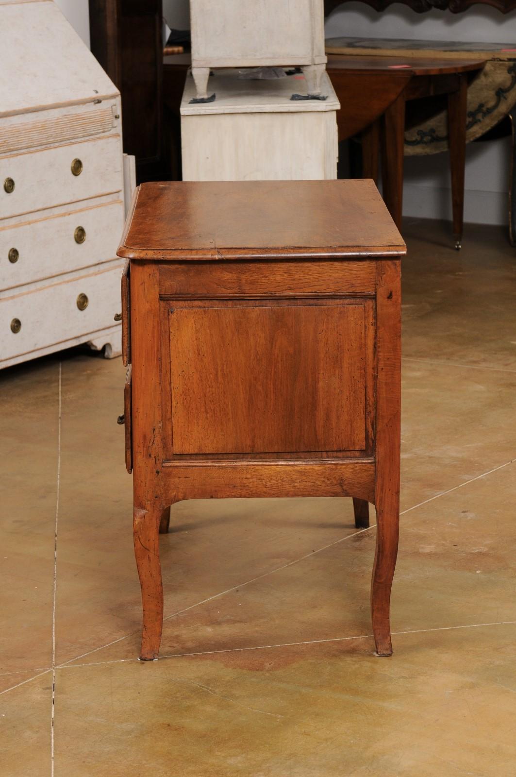 French Louis XV 1790s Walnut Commode Sauteuse with Two Drawers and Cabriole Legs For Sale 4