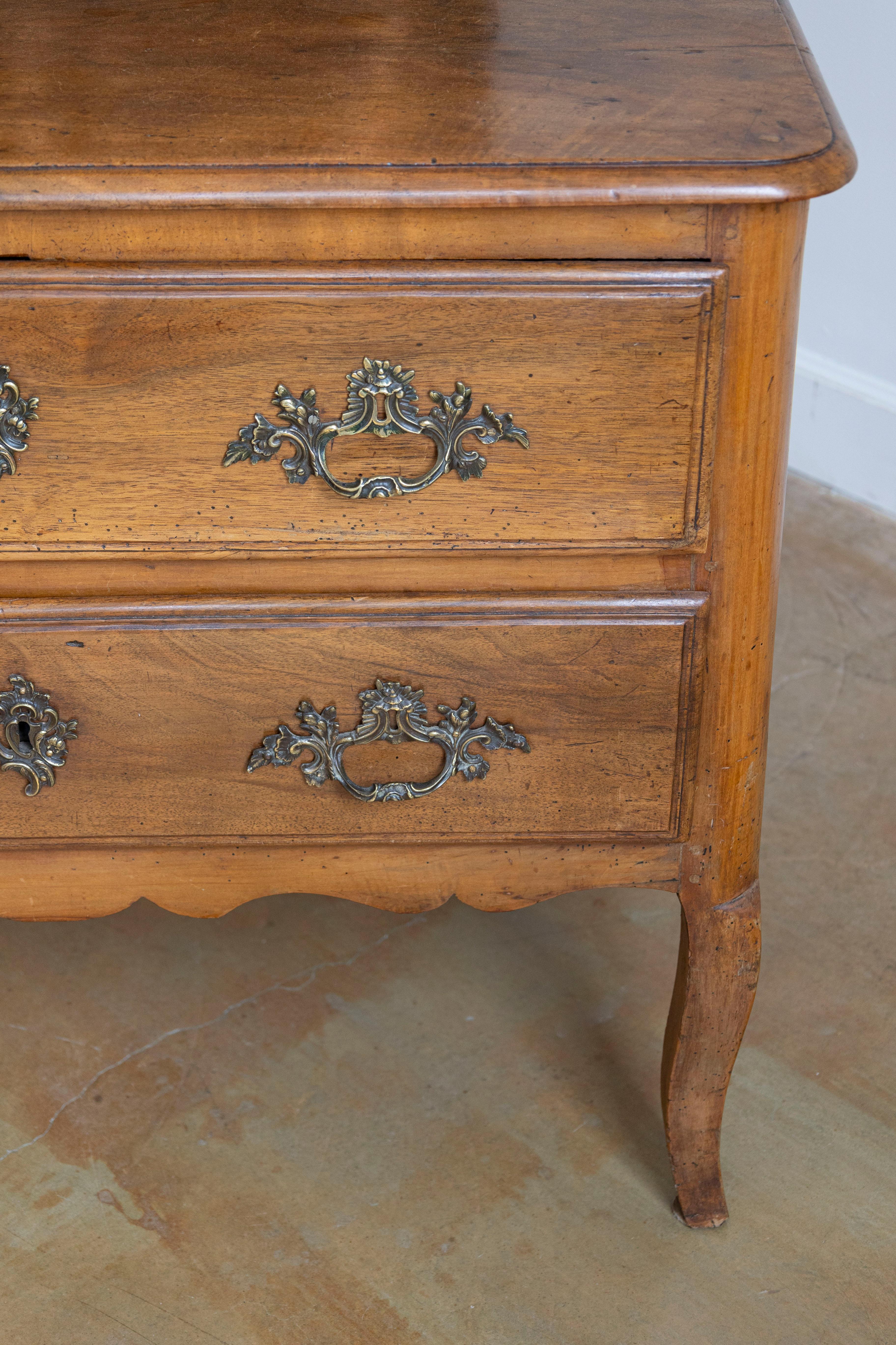 Commode sauteuse francese in noce Luigi XV del 1790 con due cassetti e gambe cabriole in vendita 3