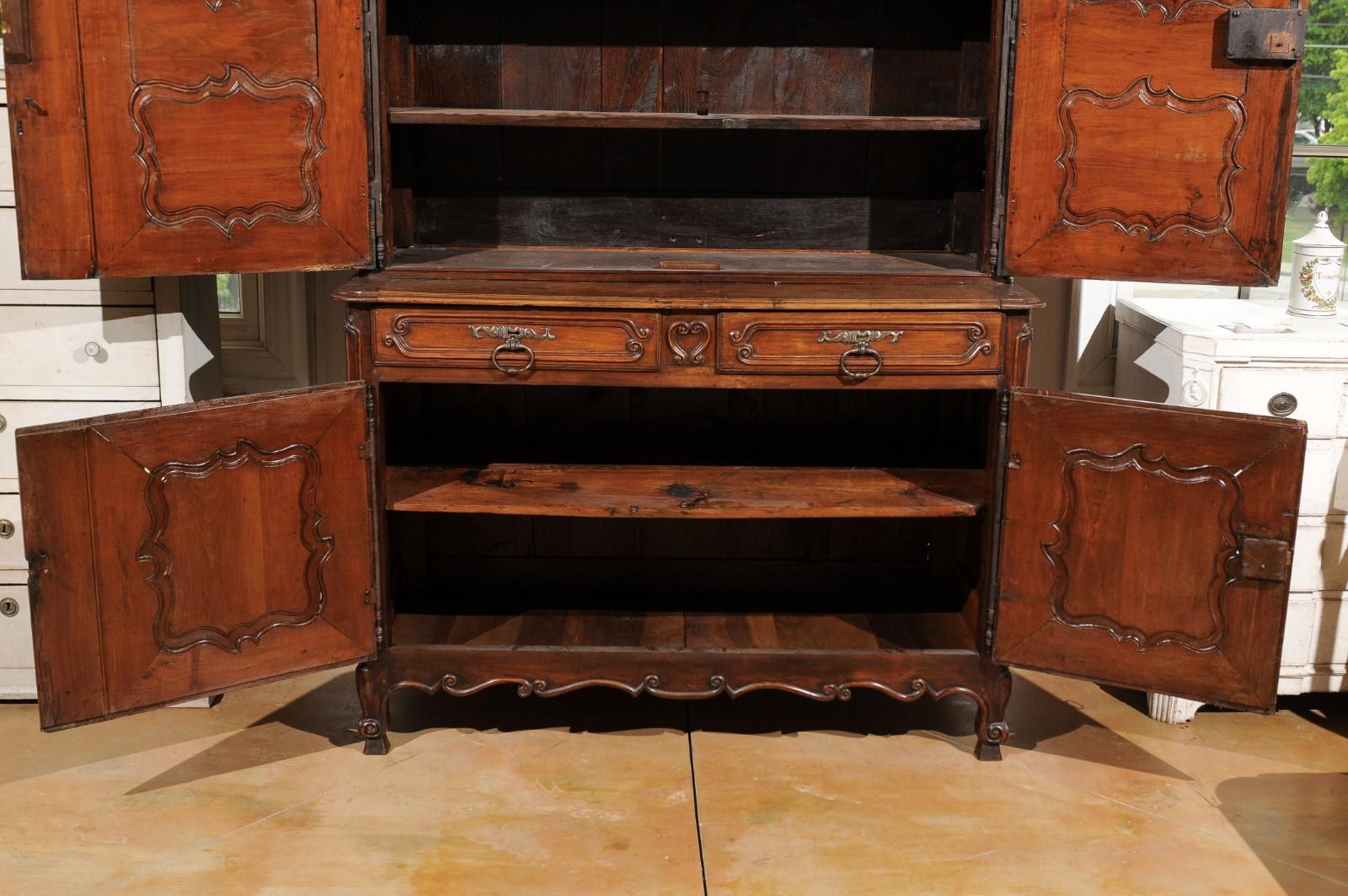 French Louis XV 18th Century Cherry Buffet à Deux-Corps from the Loire Valley For Sale 3