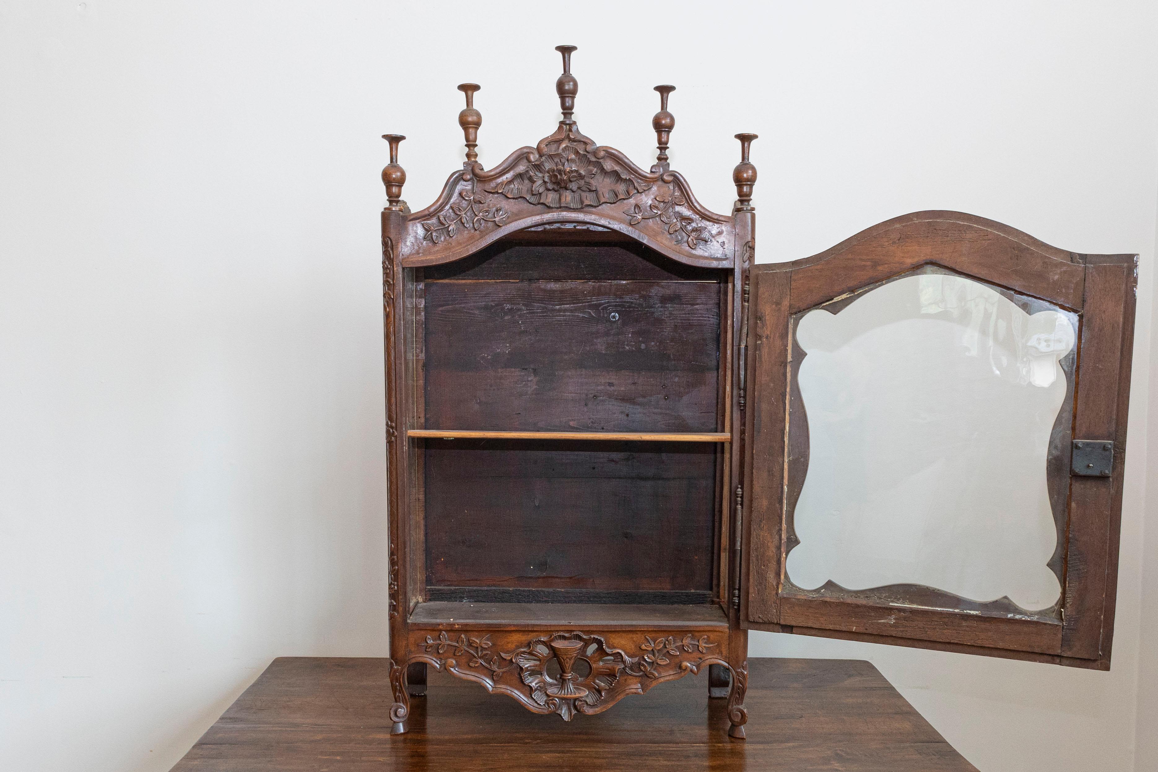 Francese Vetrina francese Luigi XV del XVIII secolo in noce con porta in vetro in vendita
