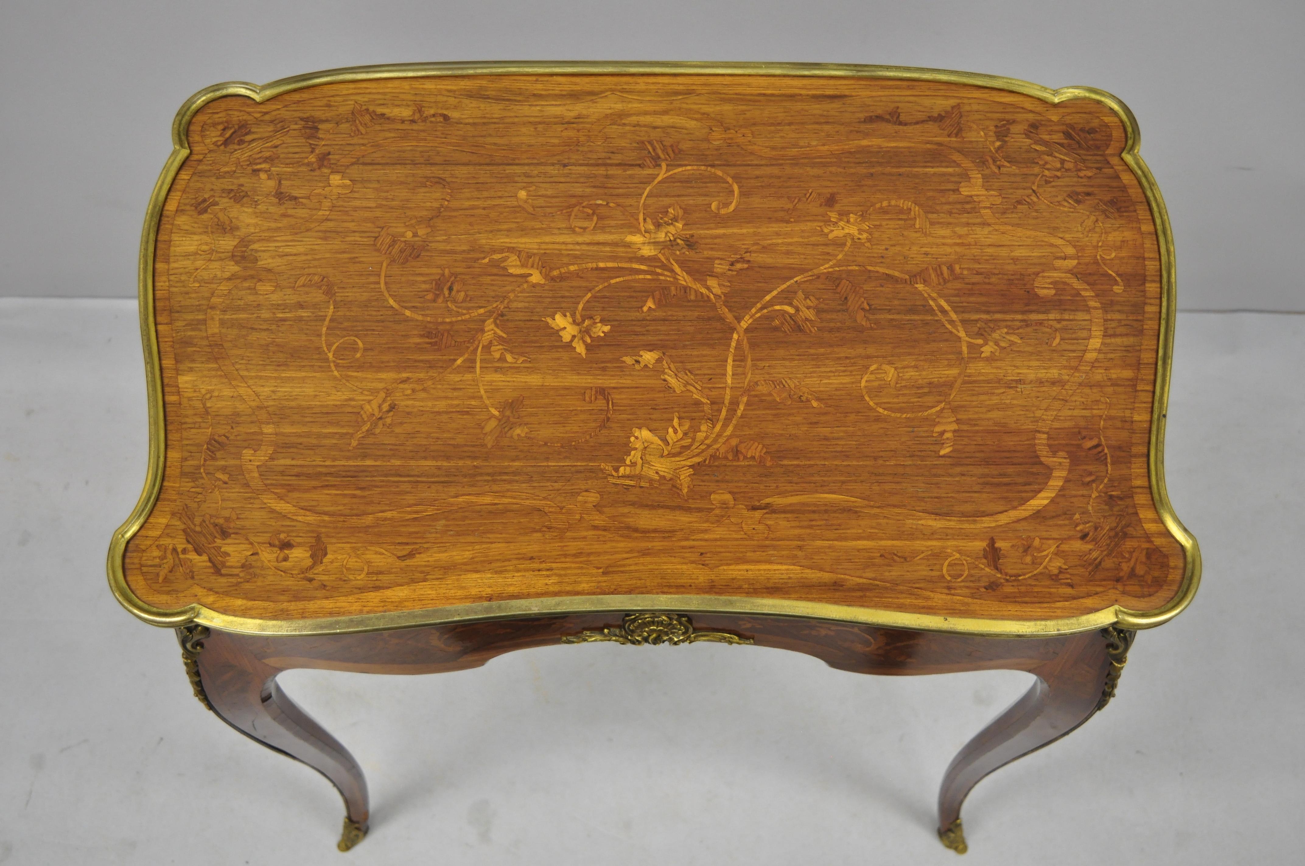 Französisch Louis XV 2-Schublade eingelegten Tisch und grünem Leder von C. Mellier & Co London. Bronze Ormolu, doppelte Schubladen, ausziehbare grüne Lederoberfläche, durchgehende Satinholzeinlage, auf der Unterseite gestempelt 