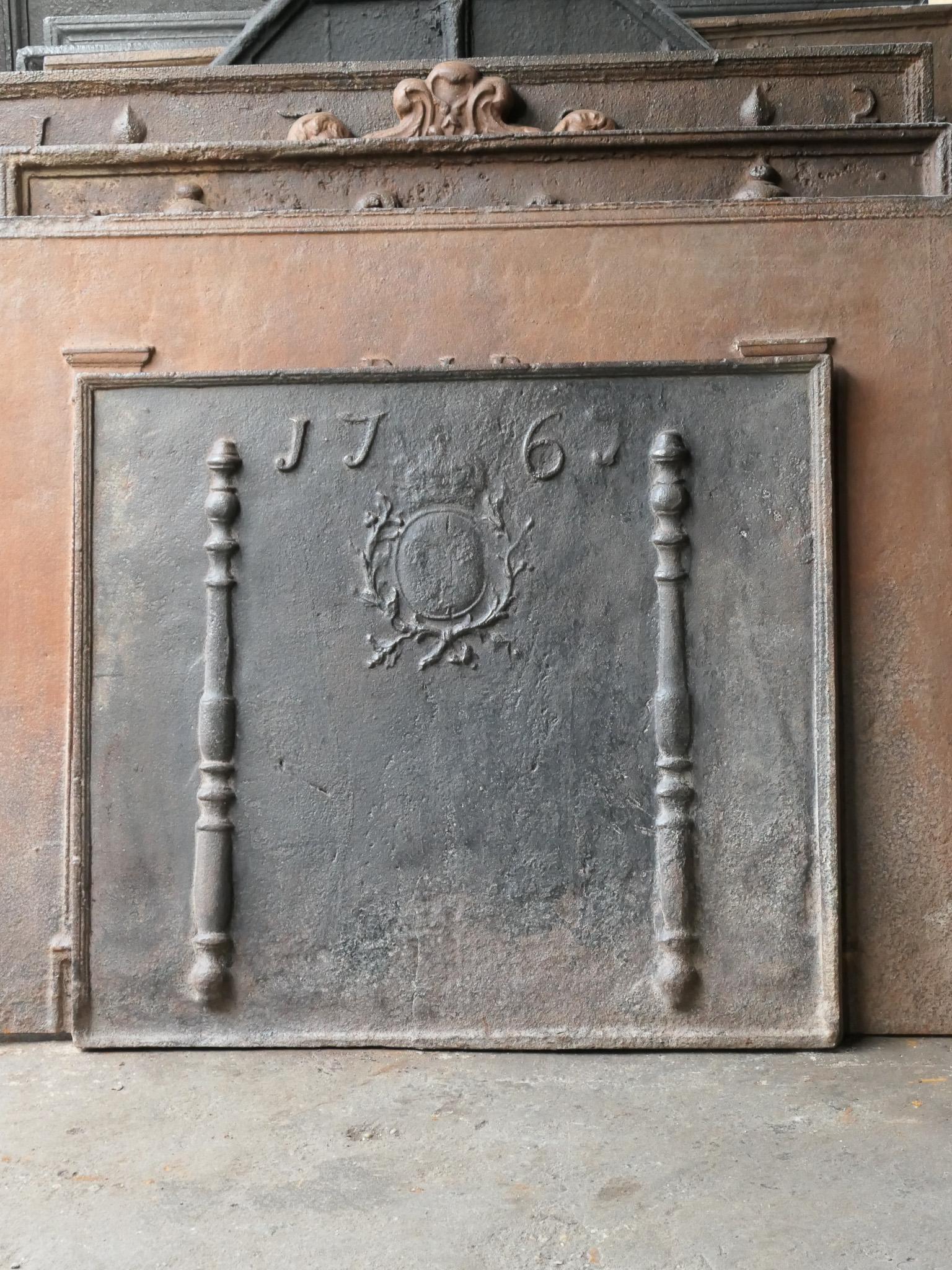 Caminetto francese Luigi XV del XVIII secolo con le armi della Francia. Questo è lo stemma della Casa di Borbone, una casa reale originaria della Francia che divenne una dinastia importante in Europa. Ha dato vita a re per la Spagna (Navarra), la