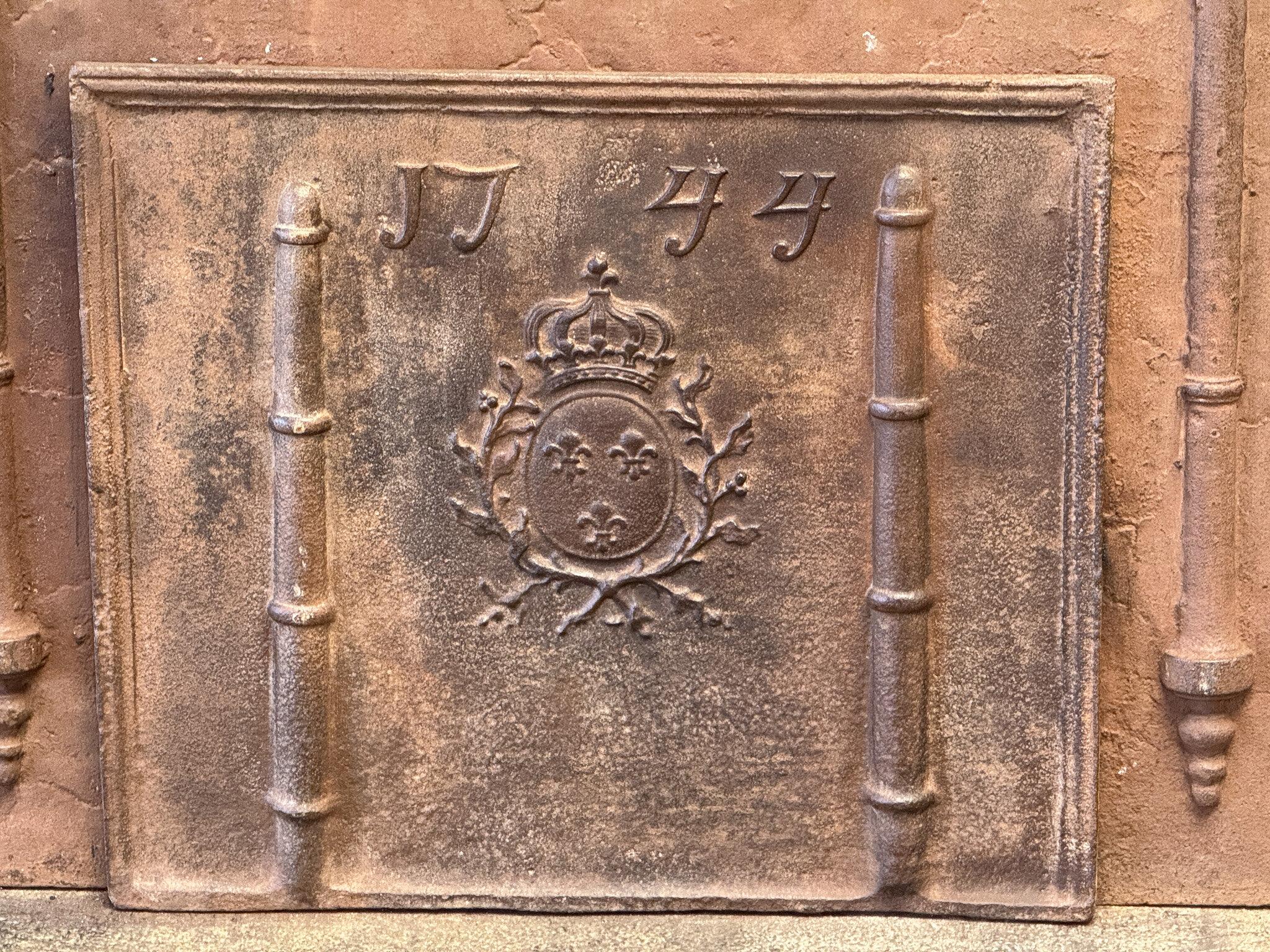18th century French Louis XV Period fireback with the arms of France. Coat of arms of the House of Bourbon, an originally French royal house that became a major dynasty in Europe. It delivered kings for Spain (Navarra), France, both Sicilies, and