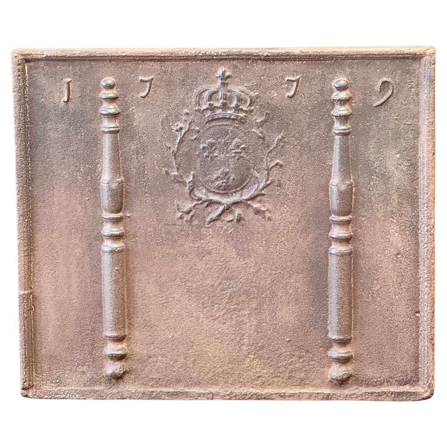 18th century French Louis XV Period fireback with the arms of France. Coat of arms of the House of Bourbon, an originally French royal house that became a major dynasty in Europe. It delivered kings for Spain (Navarra), France, both Sicilies and