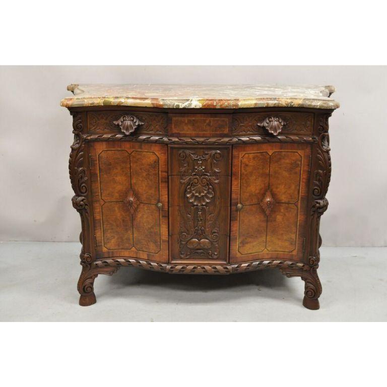 Server da tavolo francese in stile barocco Luigi XV, intagliato in radica di noce e marmo rosso. L'articolo presenta 5 cassetti a coda di rondine, notevoli intagli a conchiglia e a foglia, piano in marmo rouge, 2 ante a battente, una cassettiera