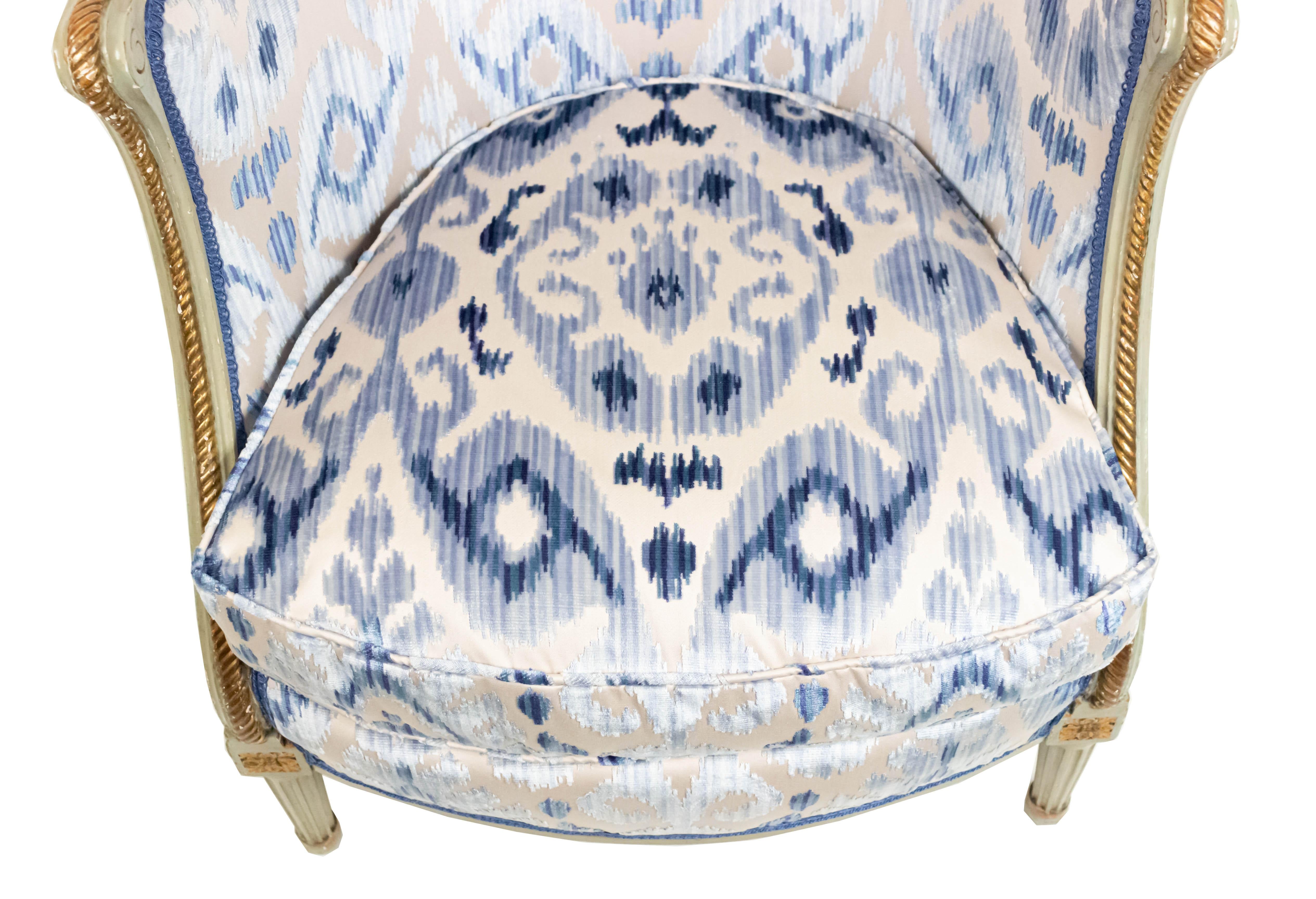 Pair of French Louis XV Berg√©re Armchairs In Good Condition For Sale In Queens, NY