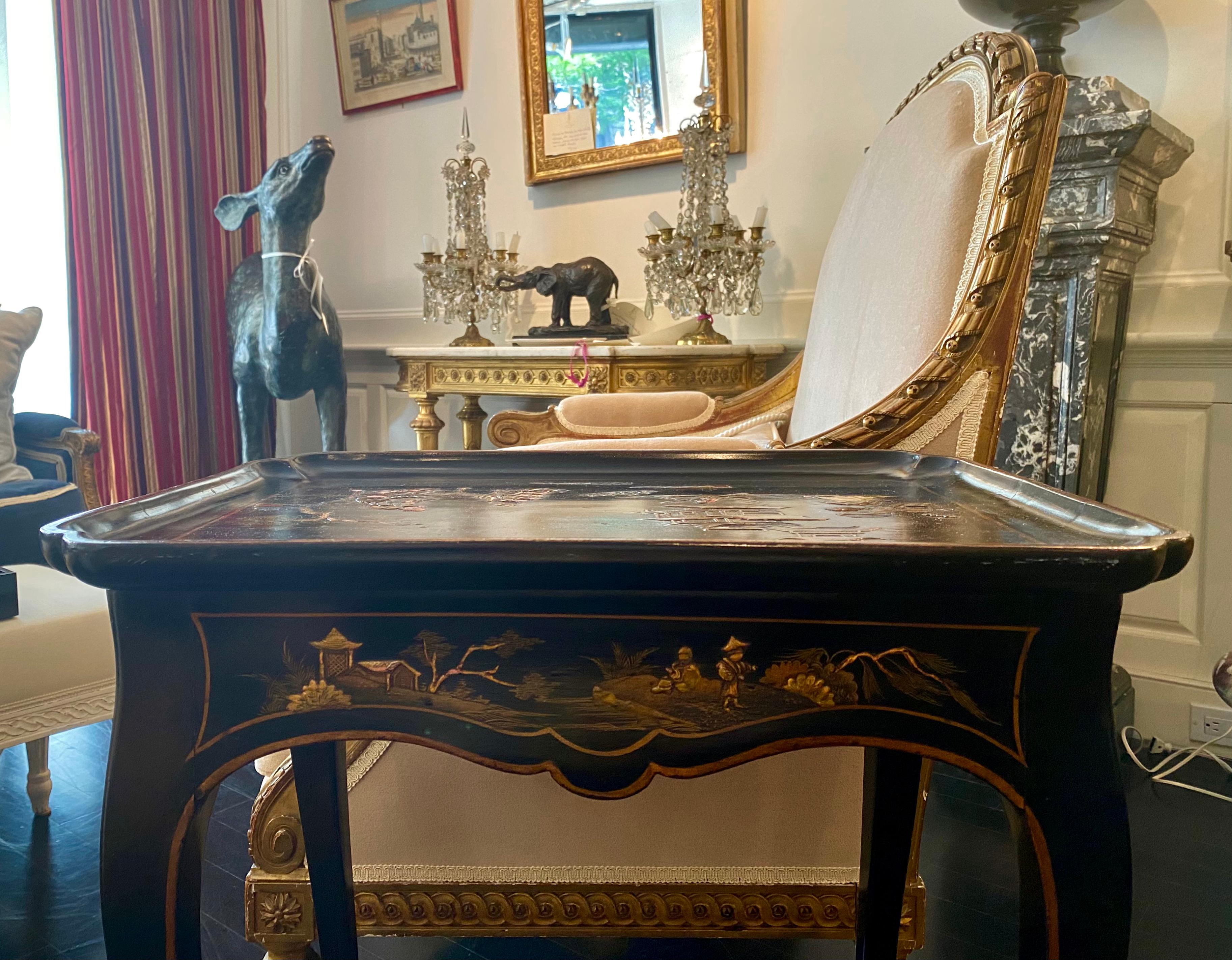Mesa bandeja Coromandel francesa Luis XV lacada en negro y dorado, S. XVIII en venta 4