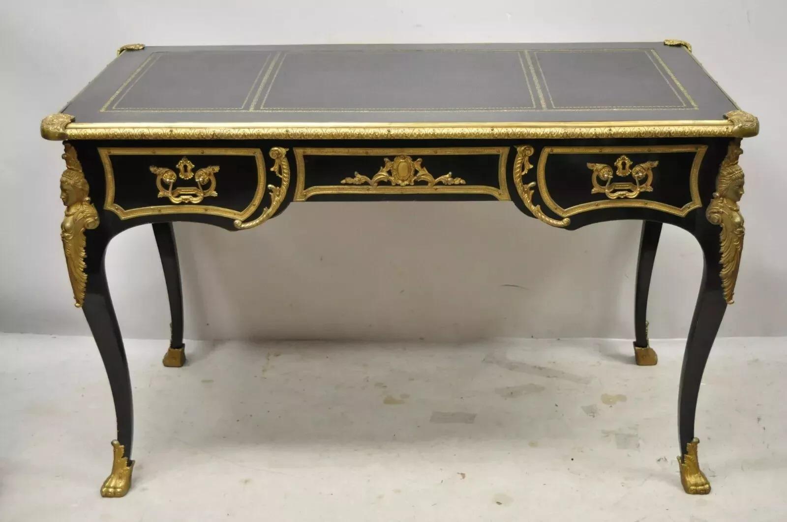 Scrivania francese Luigi XV in lacca nera, bronzo figurato e ormolu, con un'ampia scelta di oggetti. in vendita 4