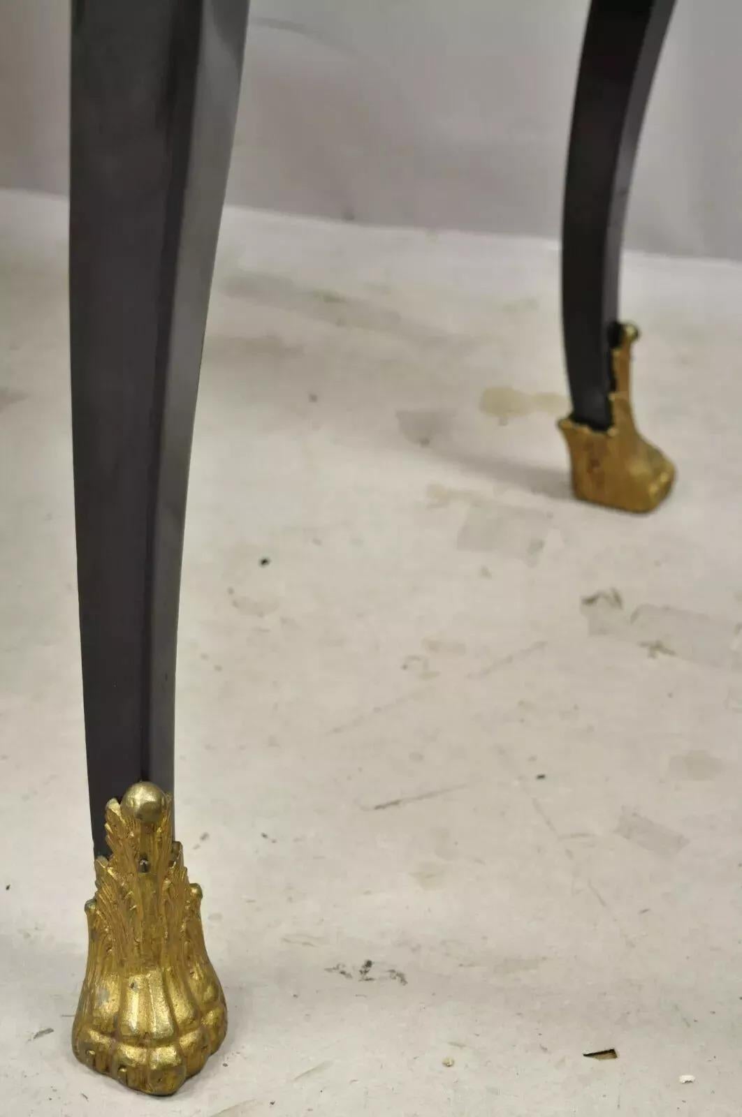 Scrivania francese Luigi XV in lacca nera, bronzo figurato e ormolu, con un'ampia scelta di oggetti. in vendita 6