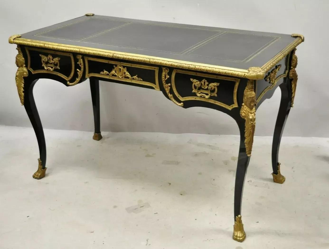 Antique French Louis XV Style Black Lacquer Bronze Figural Ormolu Bureau Plat Writing Desk. L'articolo presenta un finto schienale rifinito a 3 cassetti (immagine 10), ornamento figurato in bronzo ormolu, piano in pelle lavorata a 3 pannelli,