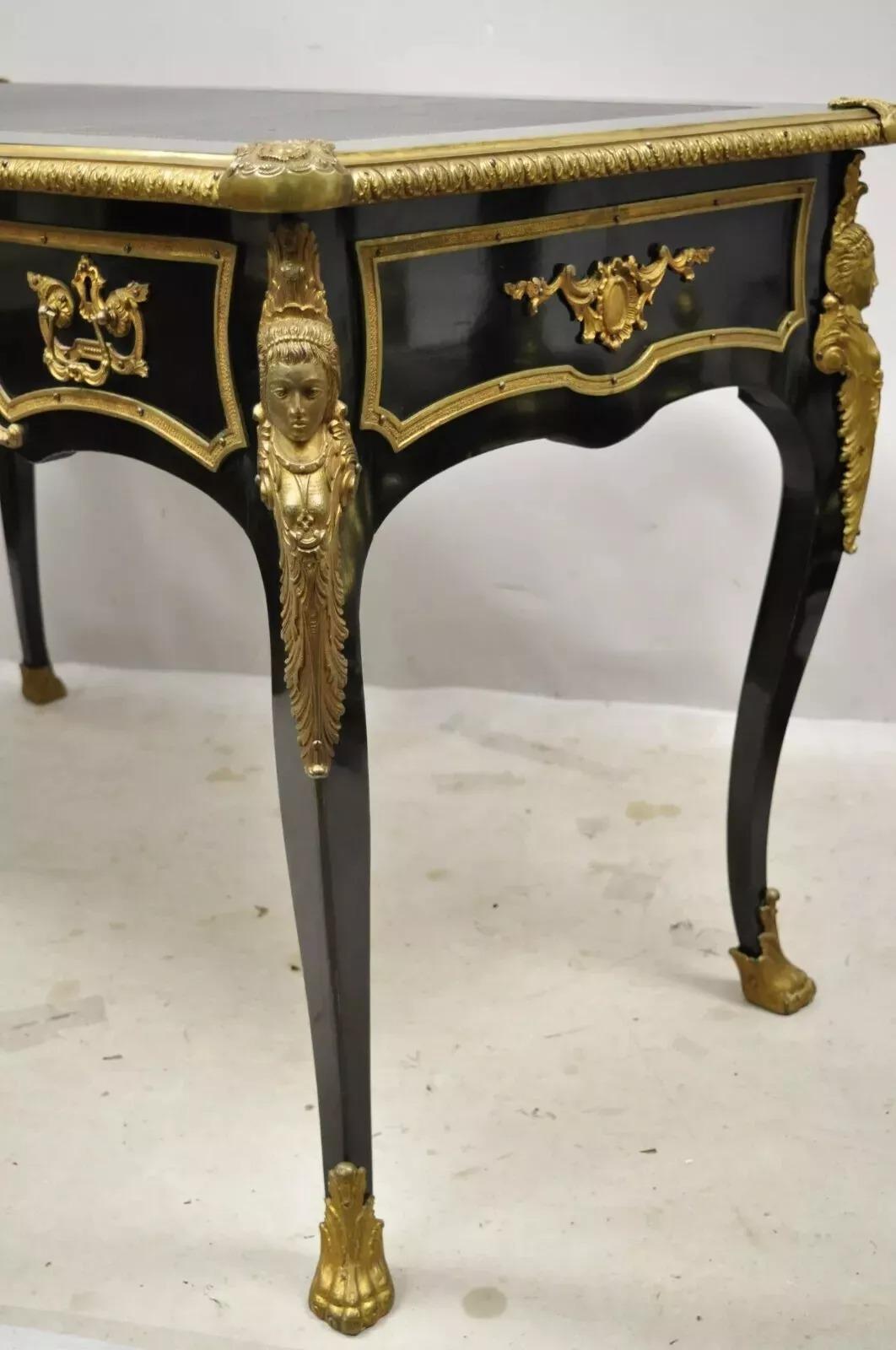 Sconosciuto Scrivania francese Luigi XV in lacca nera, bronzo figurato e ormolu, con un'ampia scelta di oggetti. in vendita