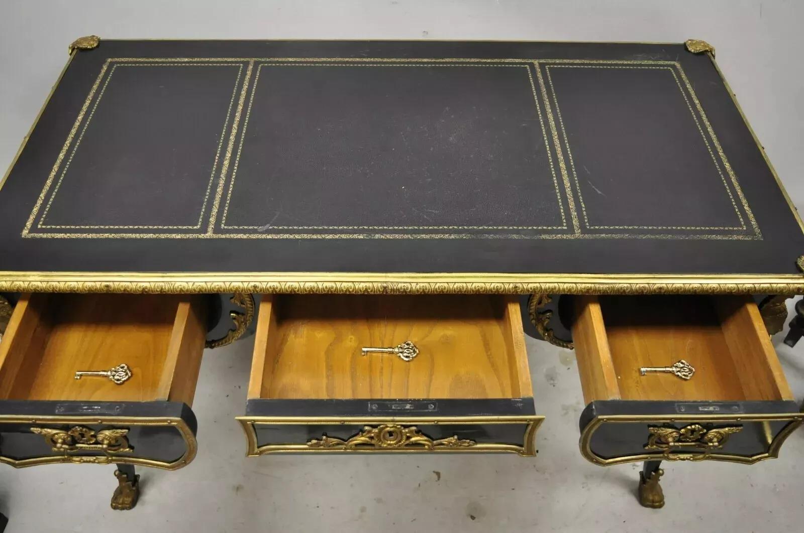 Scrivania francese Luigi XV in lacca nera, bronzo figurato e ormolu, con un'ampia scelta di oggetti. In condizioni buone in vendita a Philadelphia, PA