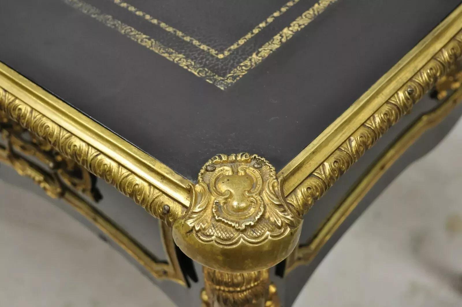 XX secolo Scrivania francese Luigi XV in lacca nera, bronzo figurato e ormolu, con un'ampia scelta di oggetti. in vendita