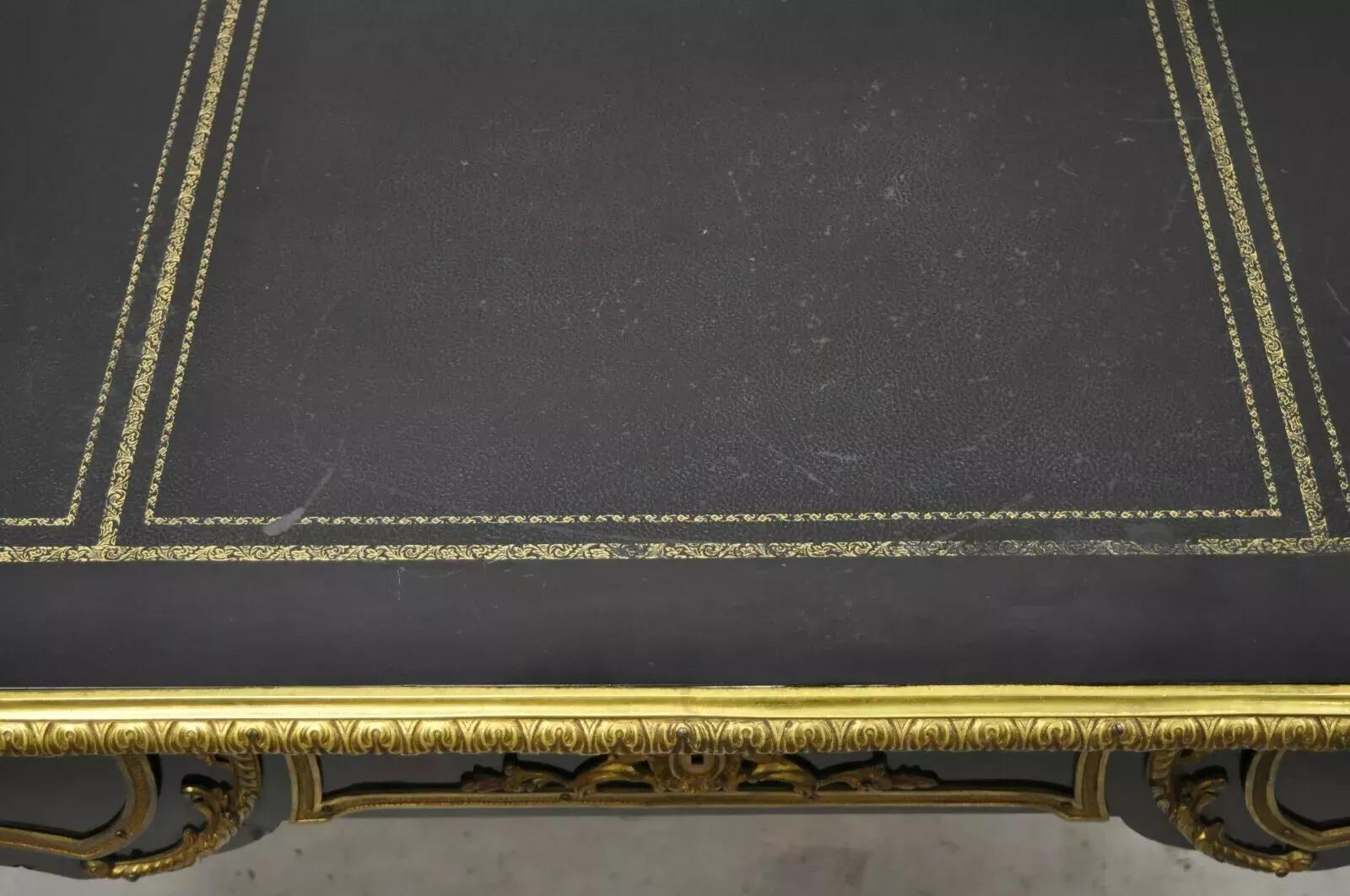 Bronzo Scrivania francese Luigi XV in lacca nera, bronzo figurato e ormolu, con un'ampia scelta di oggetti. in vendita