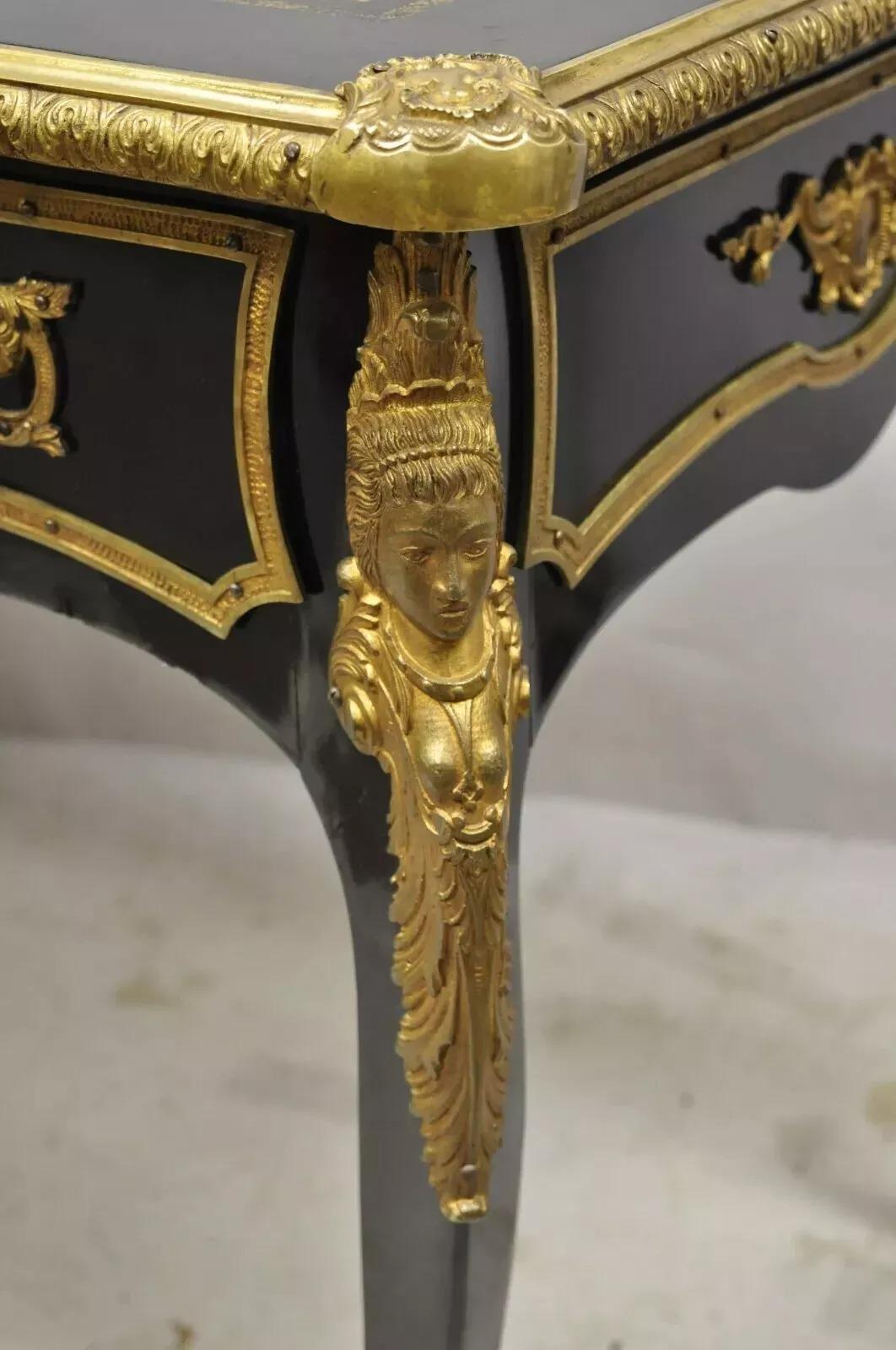 Scrivania francese Luigi XV in lacca nera, bronzo figurato e ormolu, con un'ampia scelta di oggetti. in vendita 2