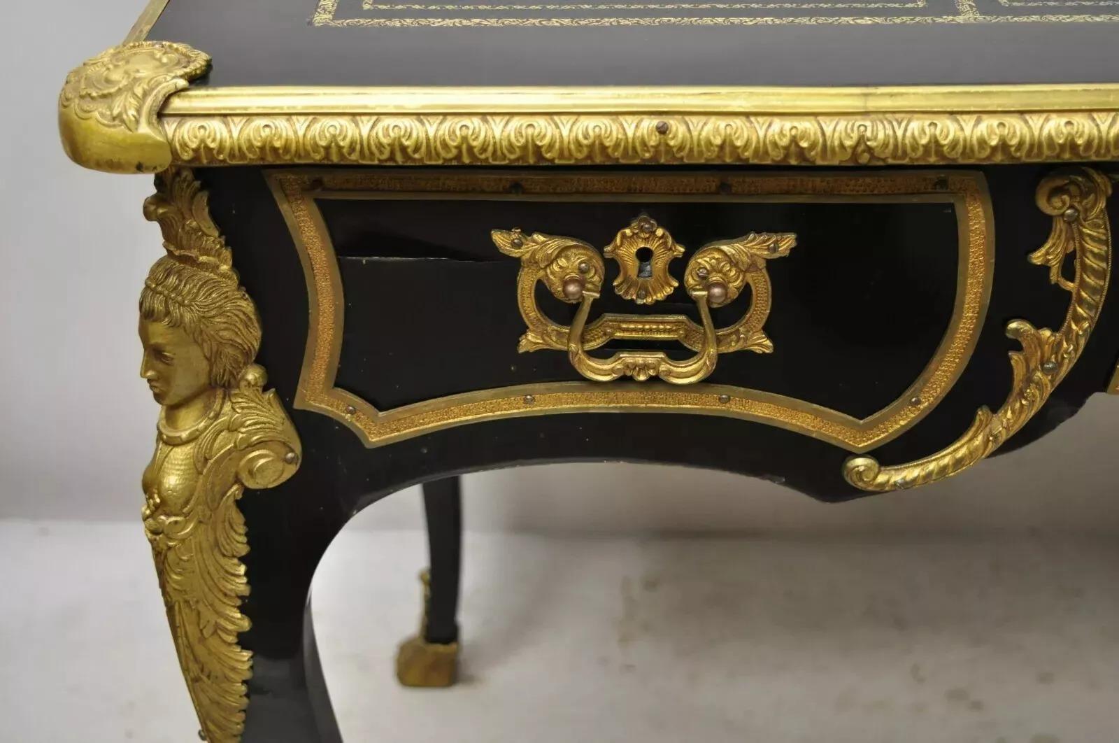 Scrivania francese Luigi XV in lacca nera, bronzo figurato e ormolu, con un'ampia scelta di oggetti. in vendita 3