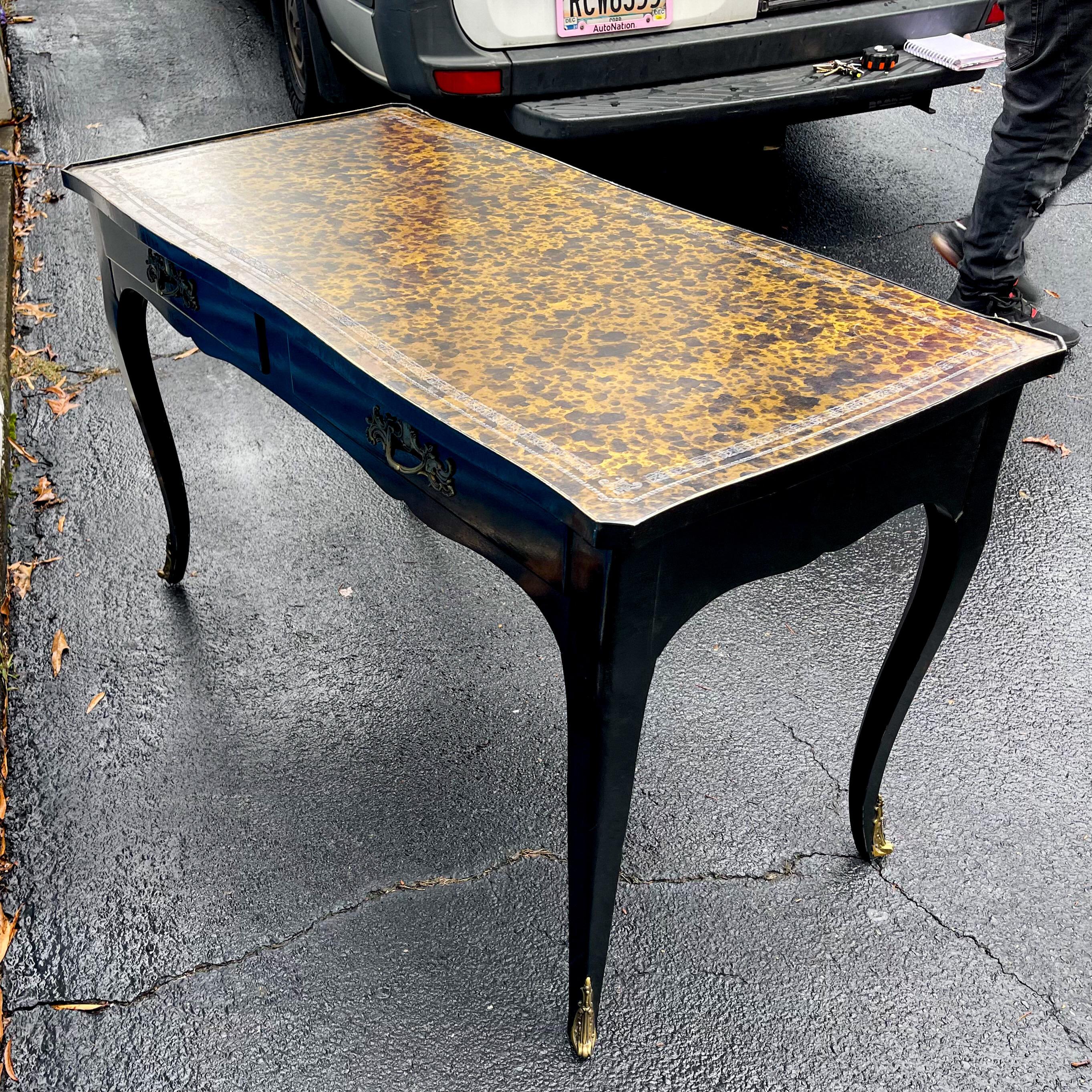 French Louis XV Black Lacquered and Faux Tortoise Leather Top Desk by Bodart In Good Condition In Kennesaw, GA