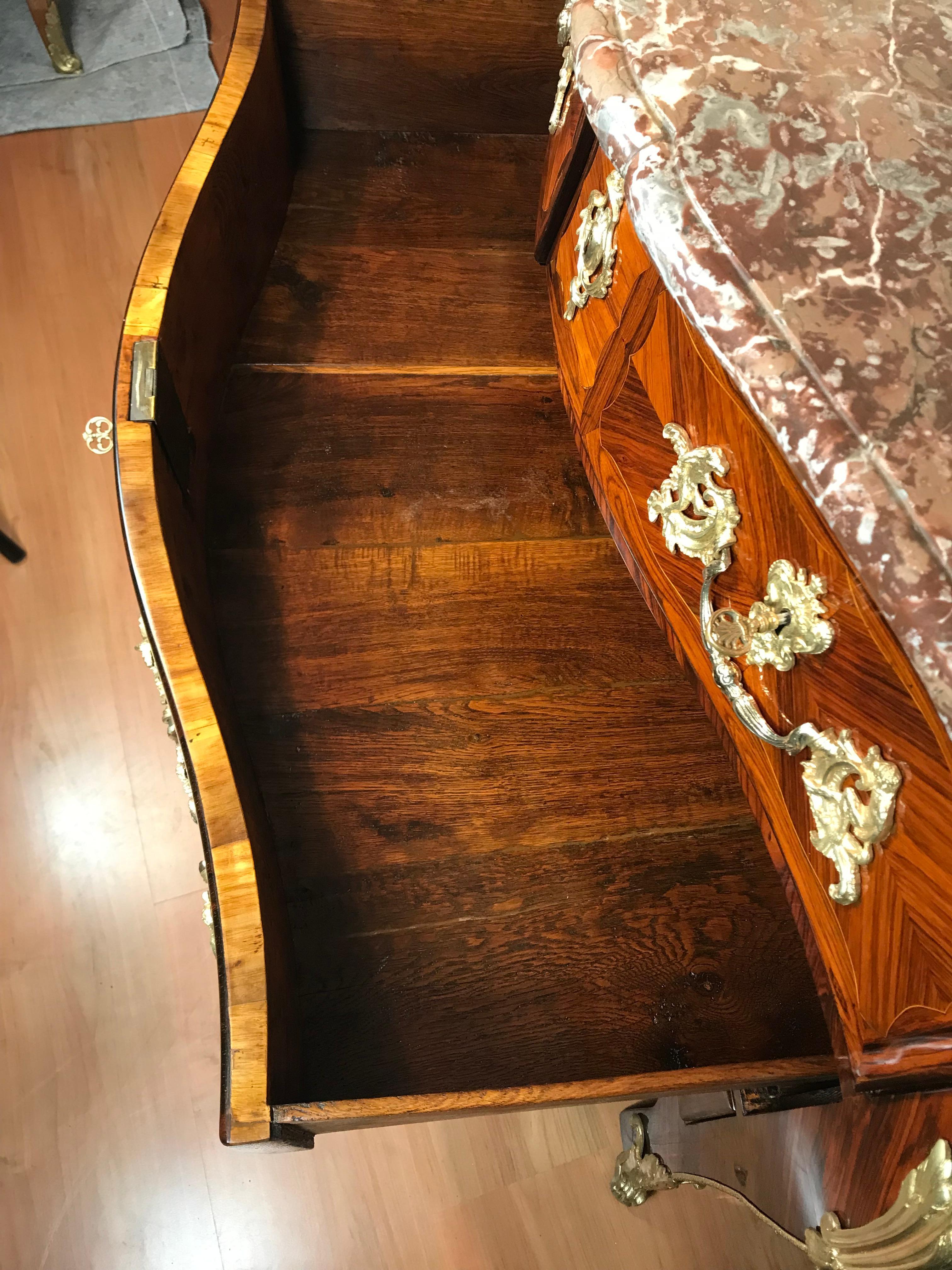 Veneer French Louis XV Bombe Chest of Drawers, 1750-60 For Sale