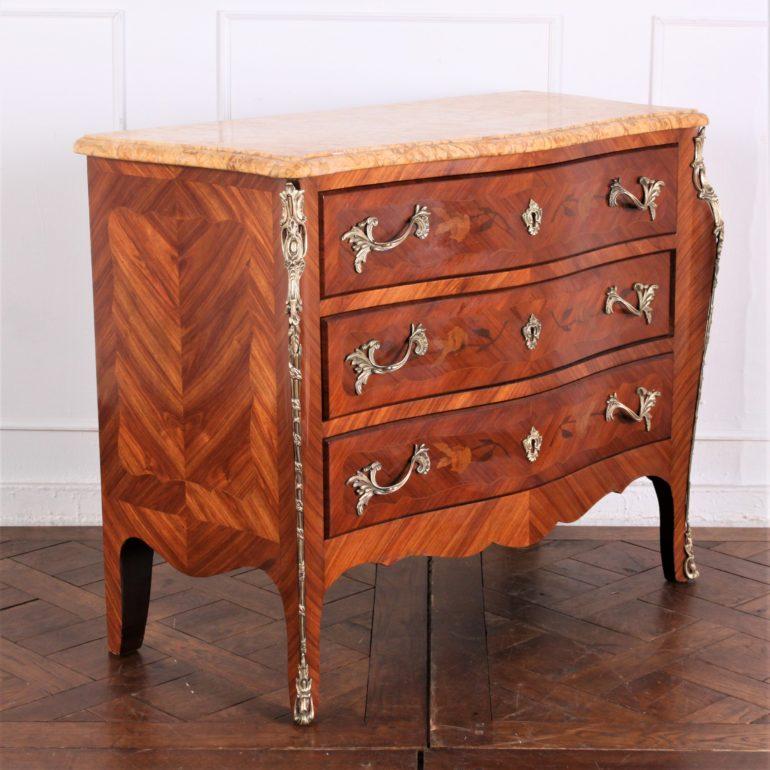 French, Louis XV, three-drawer bombe commode with book-matched kingwood veneer work and banding to the sides and drawers, the drawers further-embellished with floral marquetry. The piece retains its original shaped marble top and highly-detailed