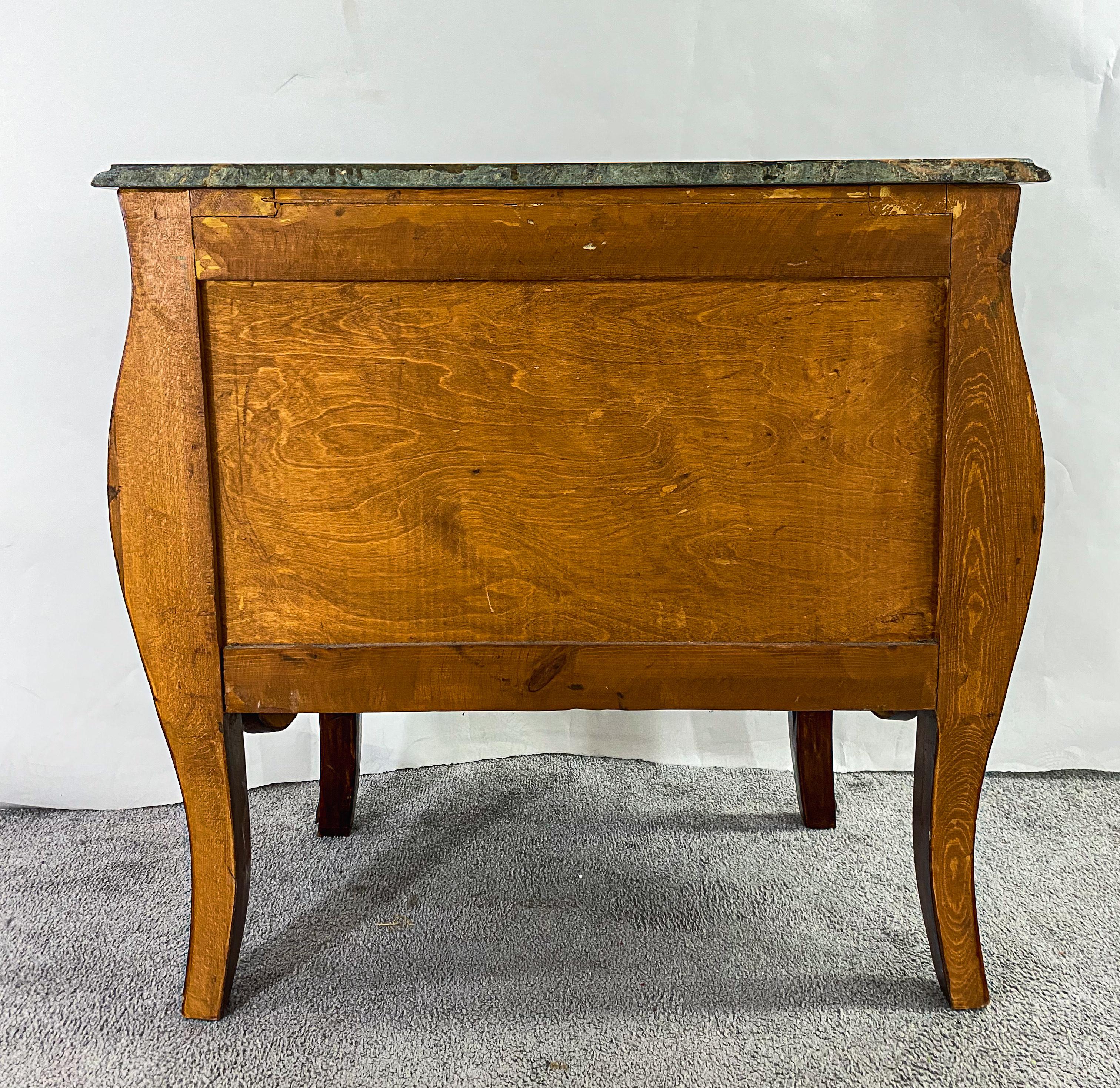 Arqueta o cómoda francesa Luis XV con tapa de mármol y marquetería montada en bronce 5