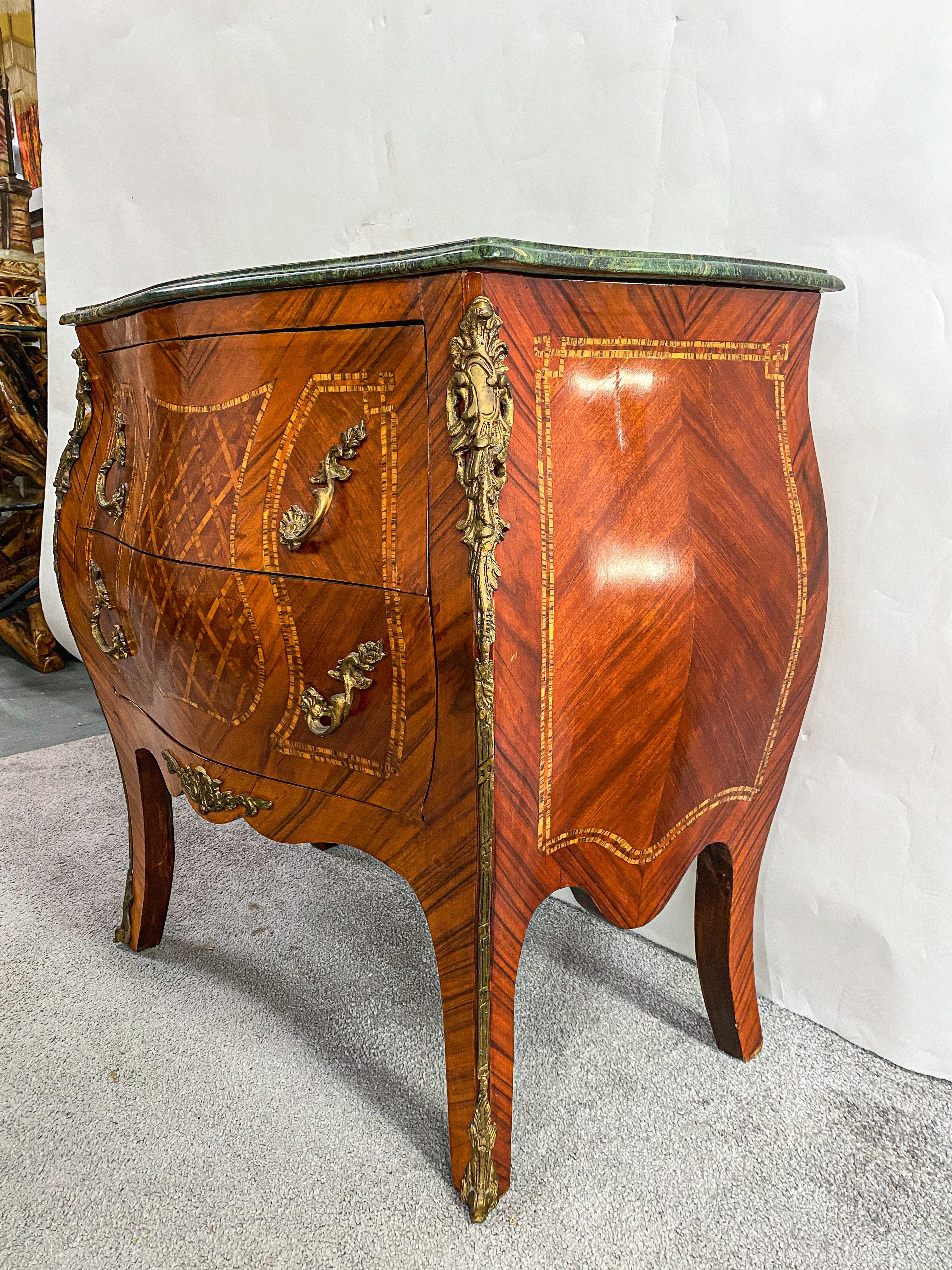 Arqueta o cómoda francesa Luis XV con tapa de mármol y marquetería montada en bronce 7