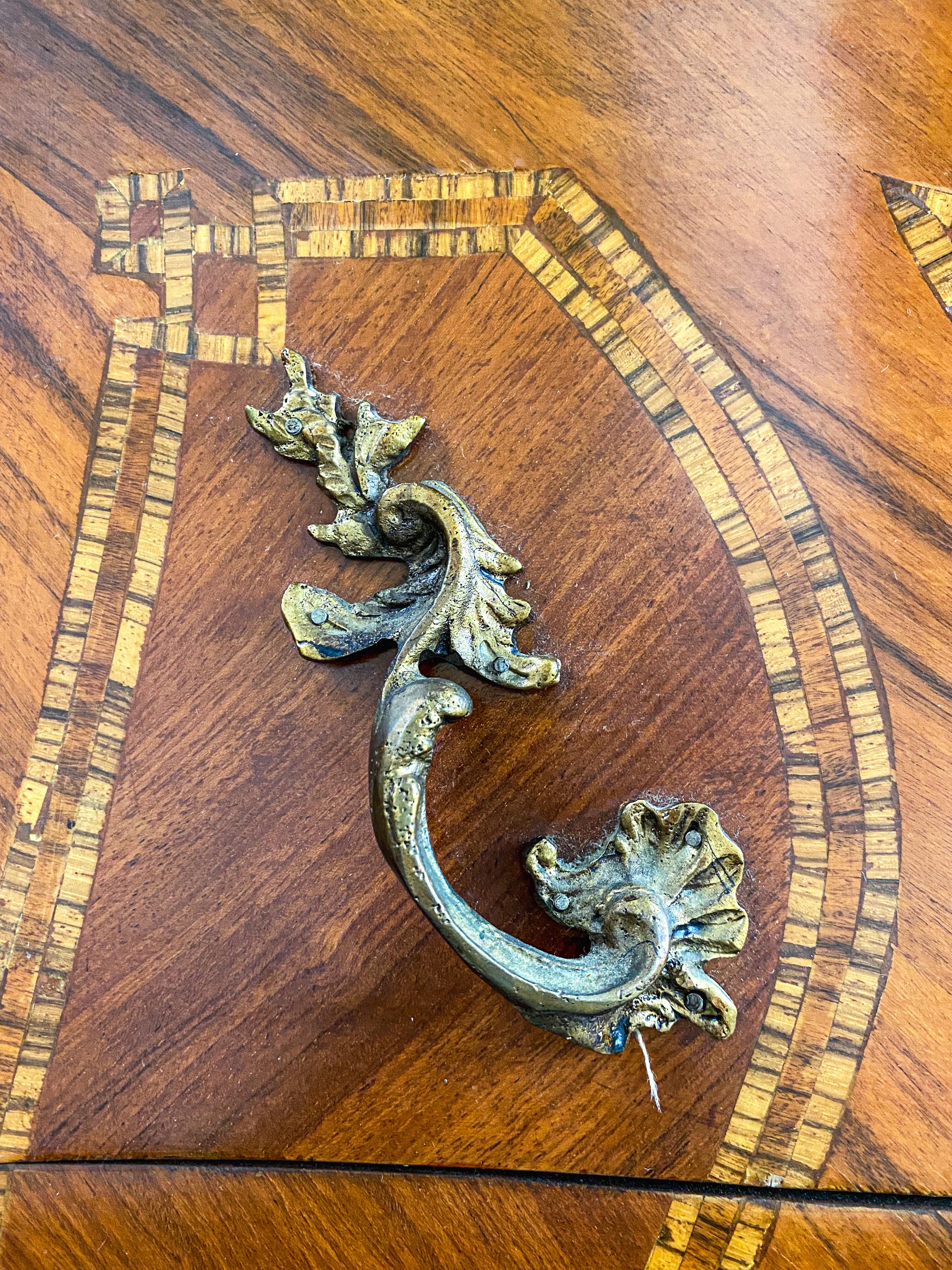Arqueta o cómoda francesa Luis XV con tapa de mármol y marquetería montada en bronce 9
