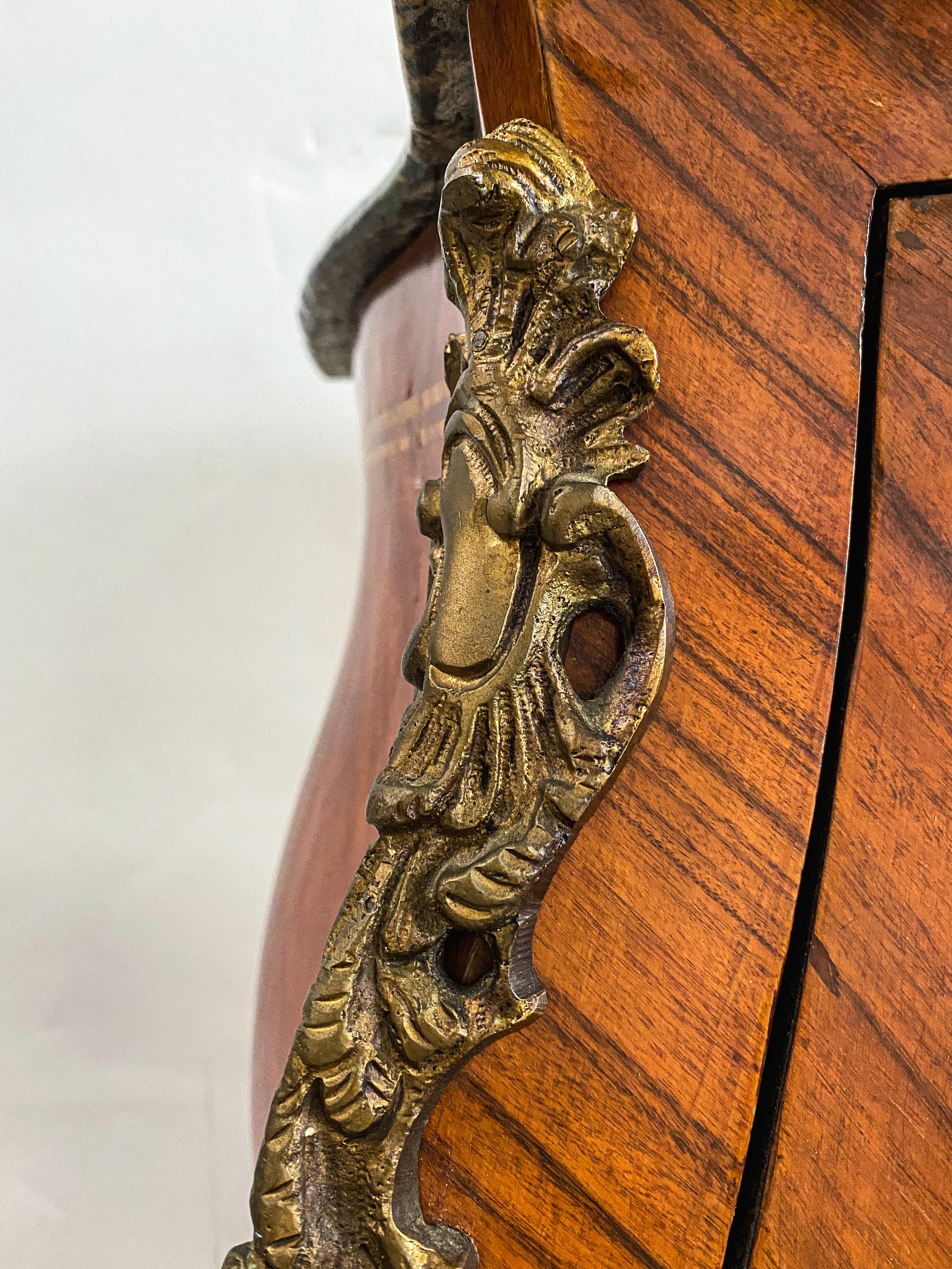 Arqueta o cómoda francesa Luis XV con tapa de mármol y marquetería montada en bronce 10