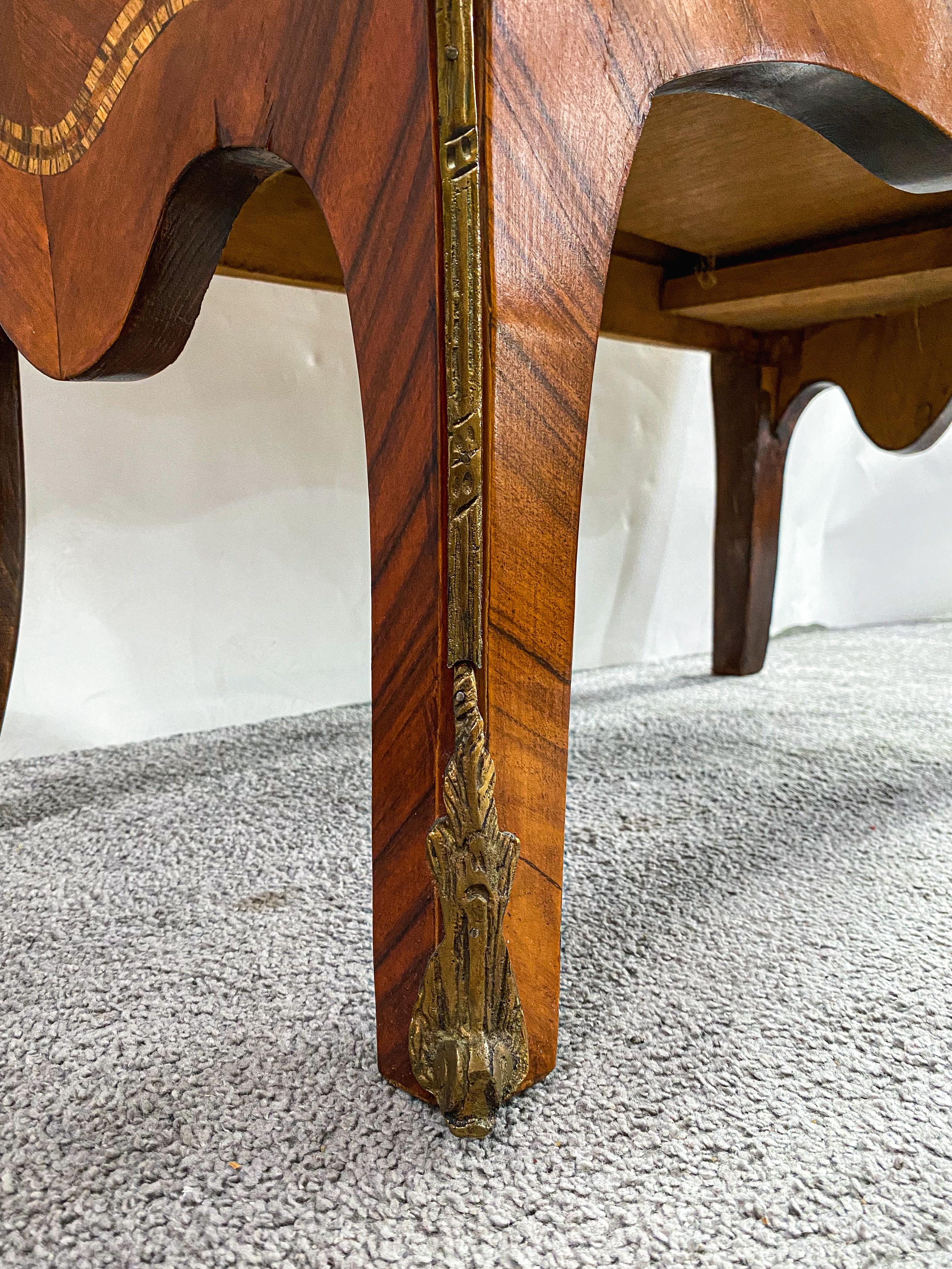 Arqueta o cómoda francesa Luis XV con tapa de mármol y marquetería montada en bronce 12