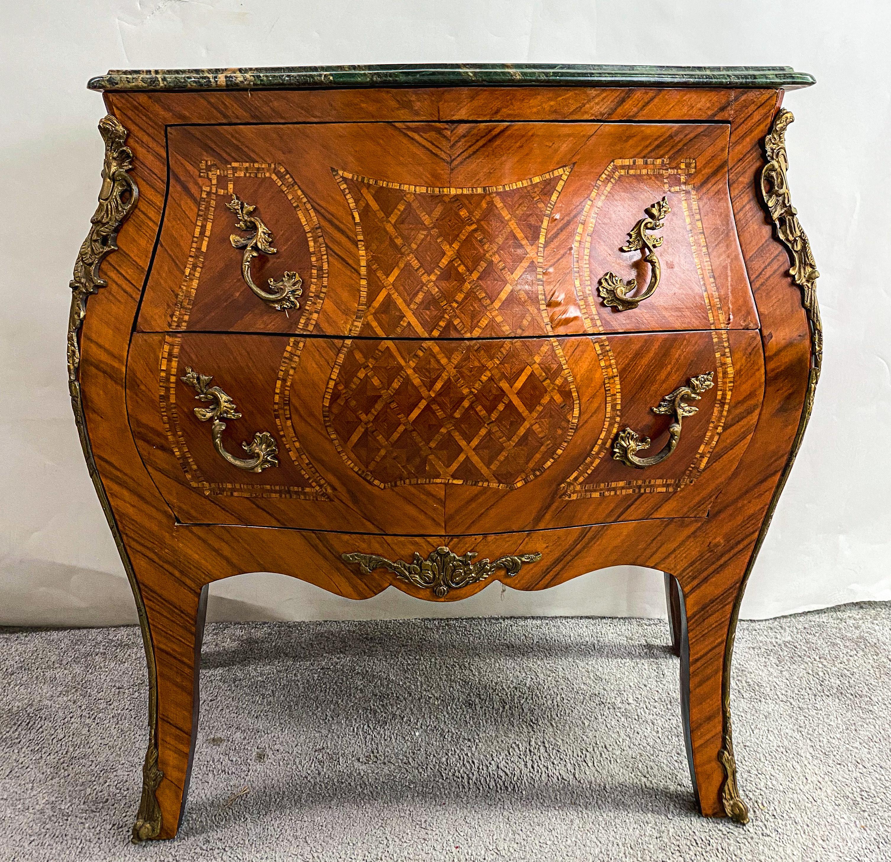 Arqueta o cómoda francesa Luis XV con tapa de mármol y marquetería montada en bronce en Bueno Estado en Plainview, NY