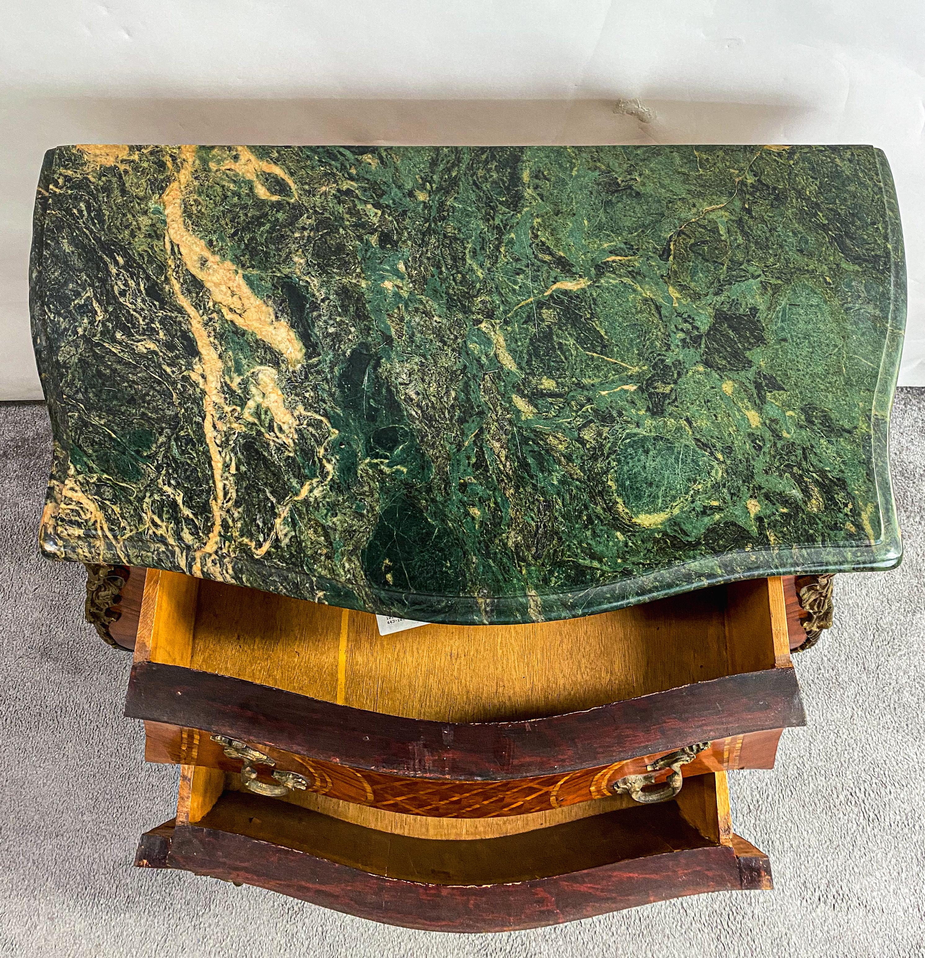 Arqueta o cómoda francesa Luis XV con tapa de mármol y marquetería montada en bronce Bronce