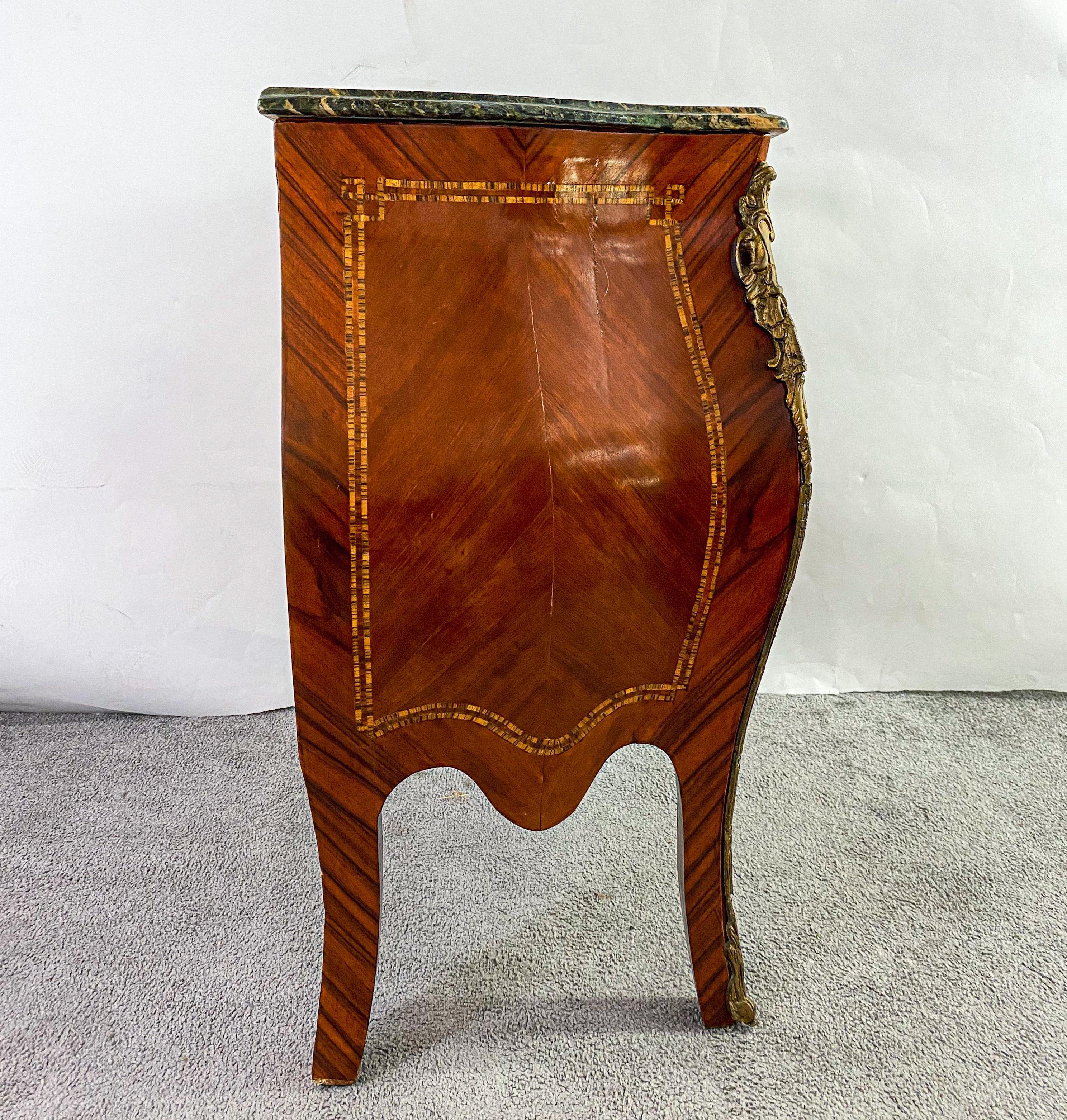 Arqueta o cómoda francesa Luis XV con tapa de mármol y marquetería montada en bronce 2