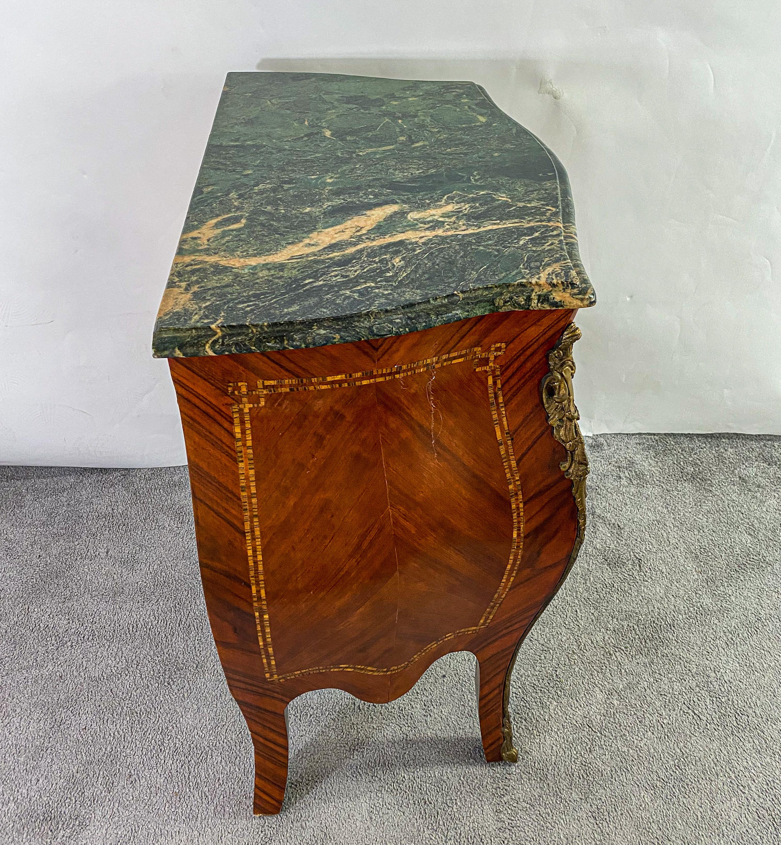 Arqueta o cómoda francesa Luis XV con tapa de mármol y marquetería montada en bronce 4