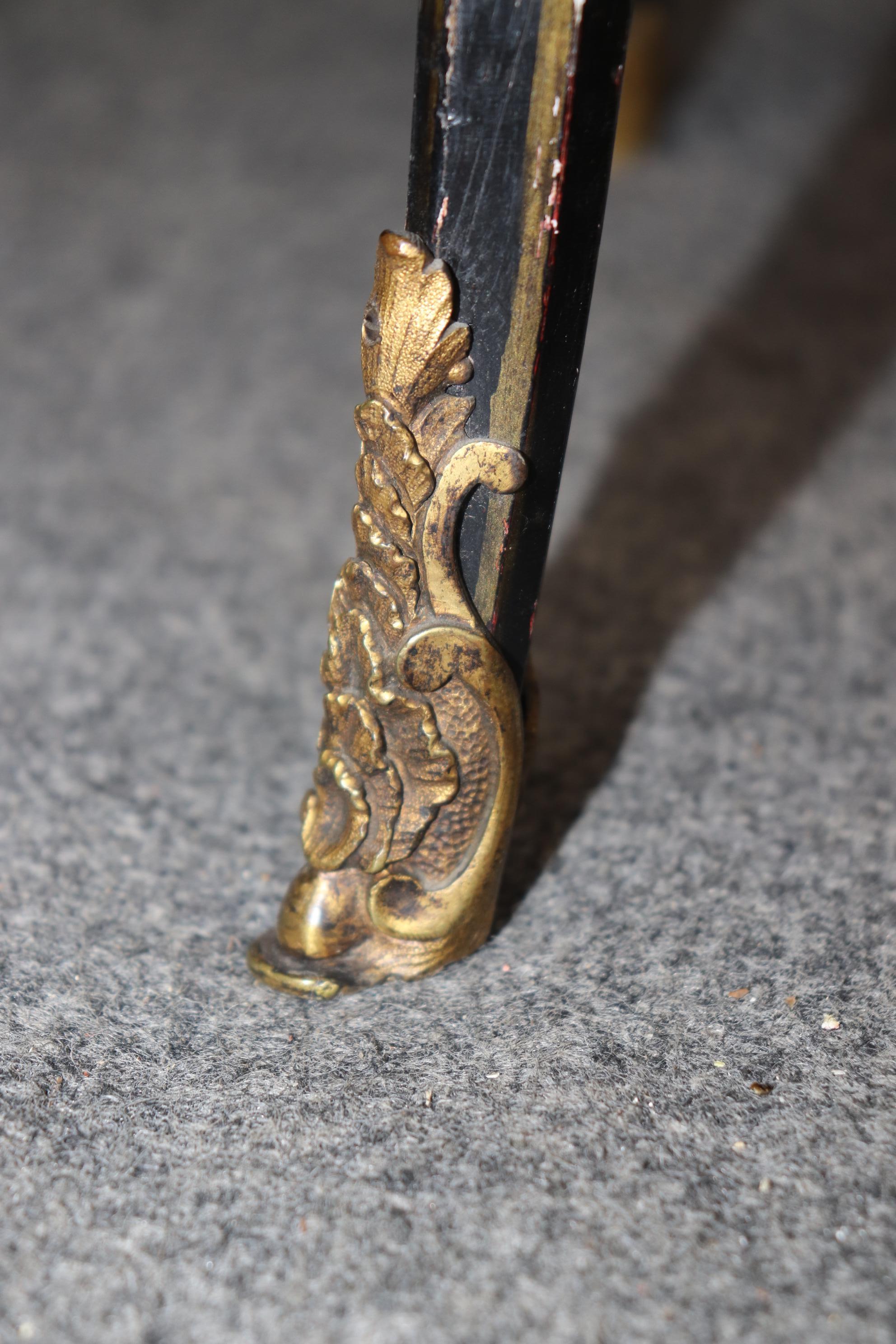 Stand de table d'appoint Chinoiserie Louis XV en laque rouge et noire, monté sur bronze en vente 6