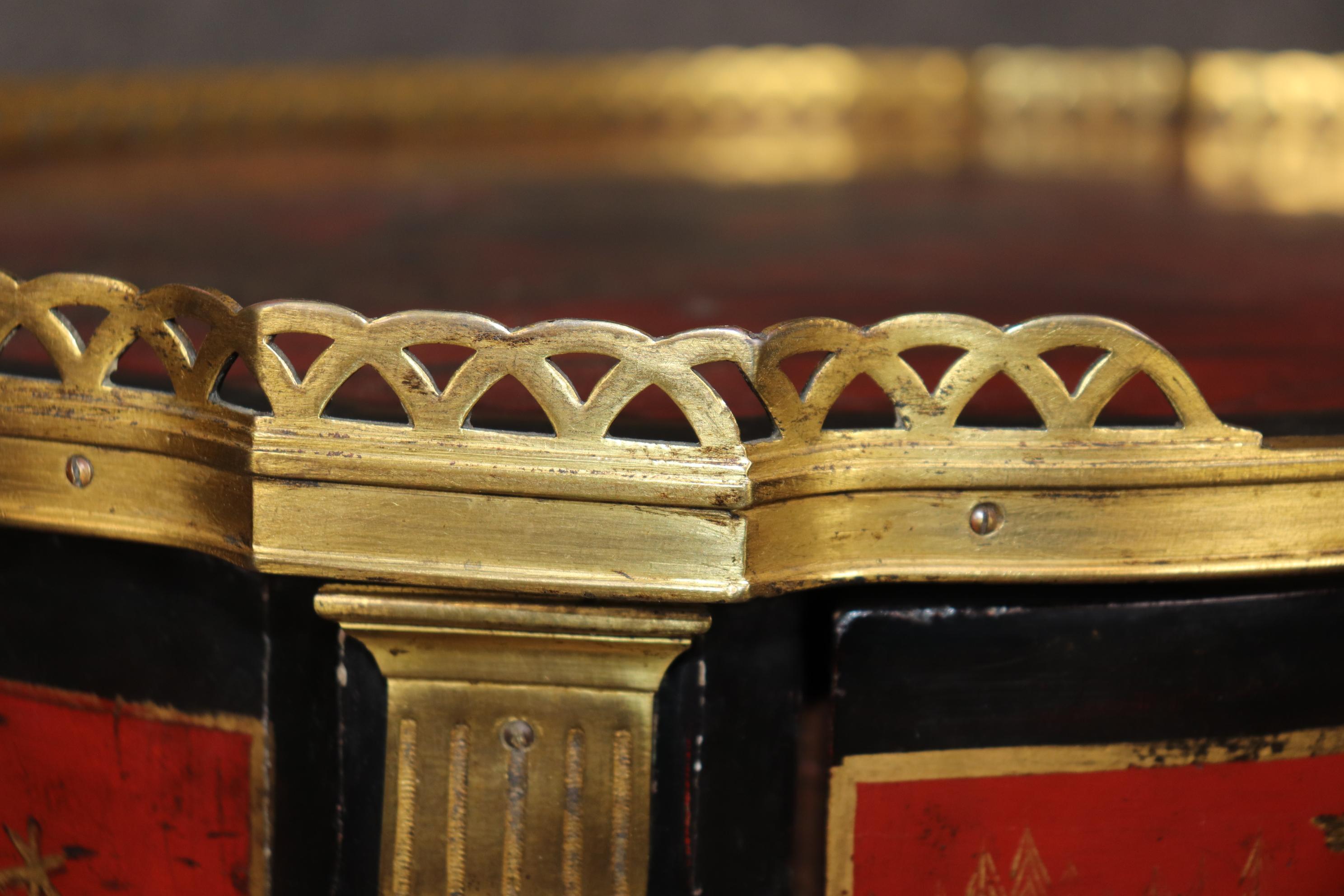 Stand de table d'appoint Chinoiserie Louis XV en laque rouge et noire, monté sur bronze en vente 8