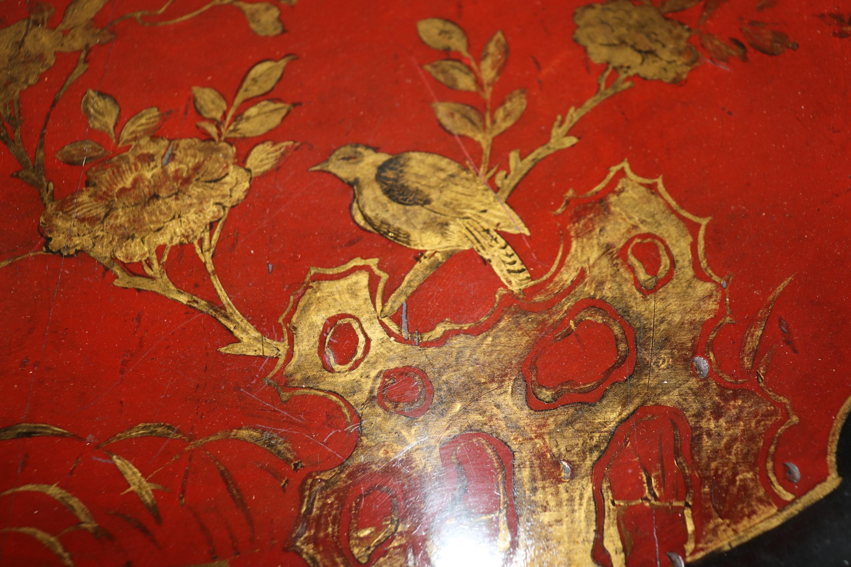 Stand de table d'appoint Chinoiserie Louis XV en laque rouge et noire, monté sur bronze en vente 11